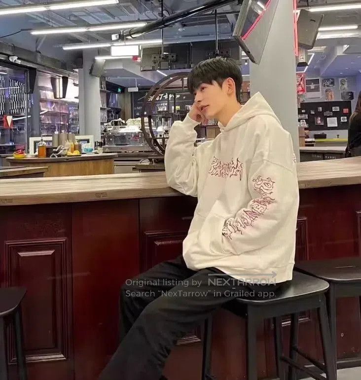 Balenciaga Balenciaga White Logo Letter Printed Cotton Hooded Long Sl Size US S / EU 44-46 / 1 - 9 Thumbnail