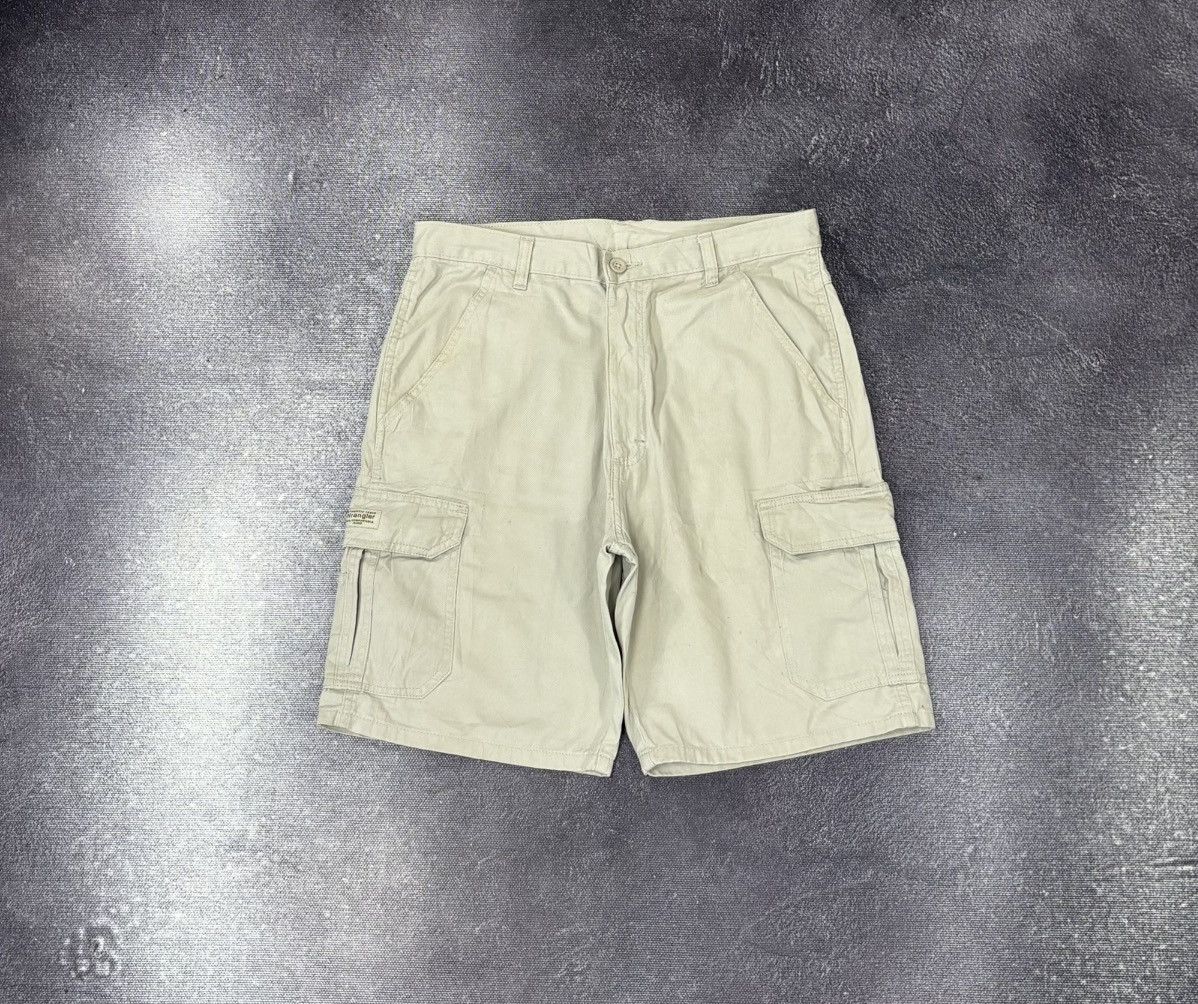 Vintage Vintage Wrangler Y2K Utility Hype USA Beige Cargo Shorts Size US 32 / EU 48 - 1 Thumbnail