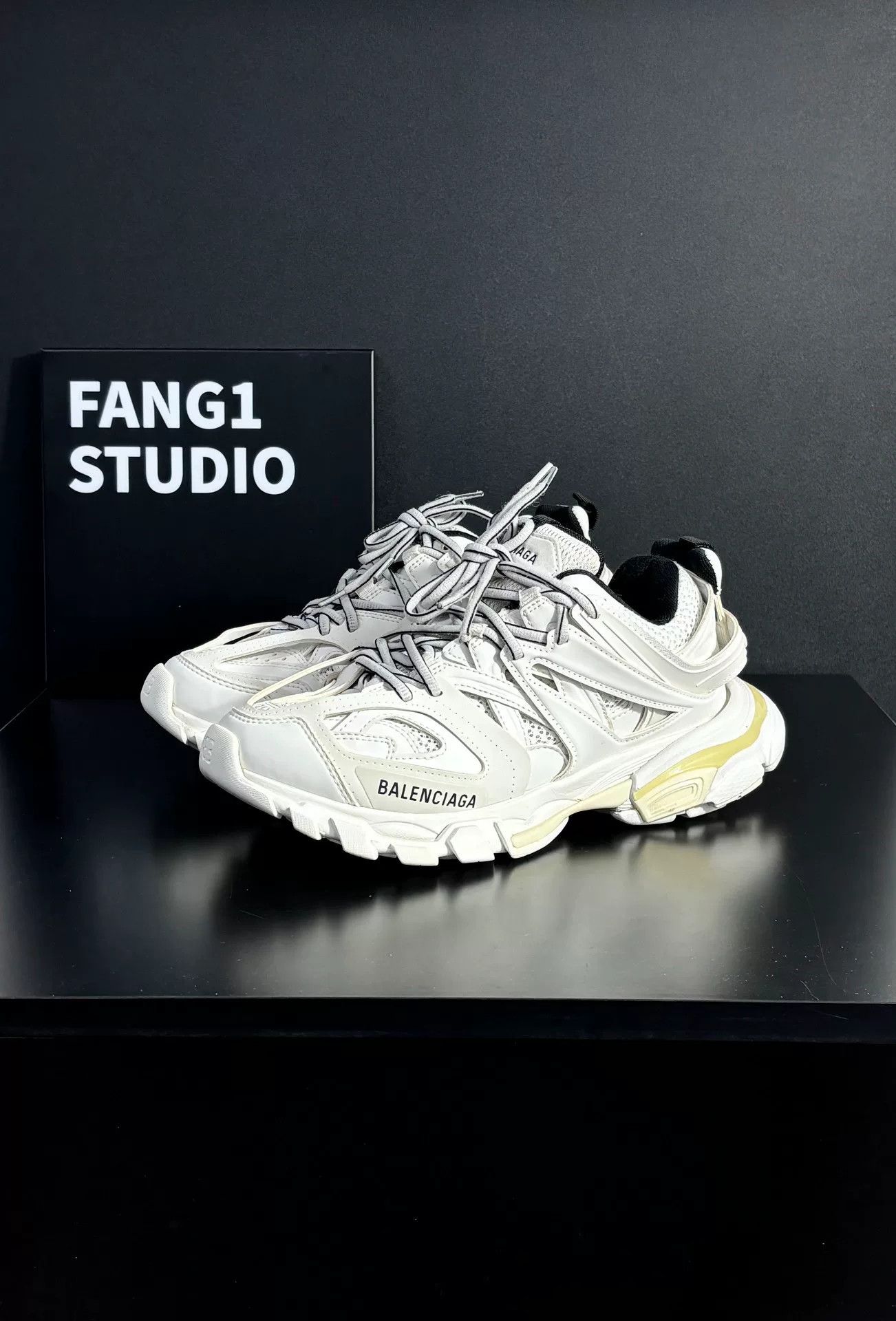 Balenciaga Balenciaga White Lowtop Sneakers us_7-5 Women Size US 7.5 / IT 37.5 - 1 Thumbnail