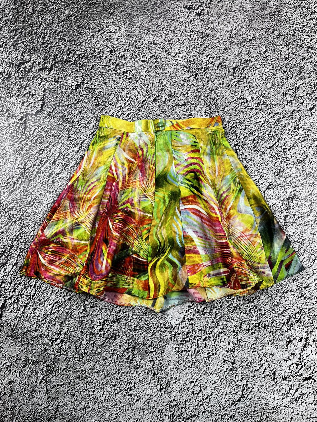 Vintage VINTAGE JPG STYLE ARTWORK MINI SKIRT ALL OVER Size 24" / US 00 / IT 34 - 1 Thumbnail