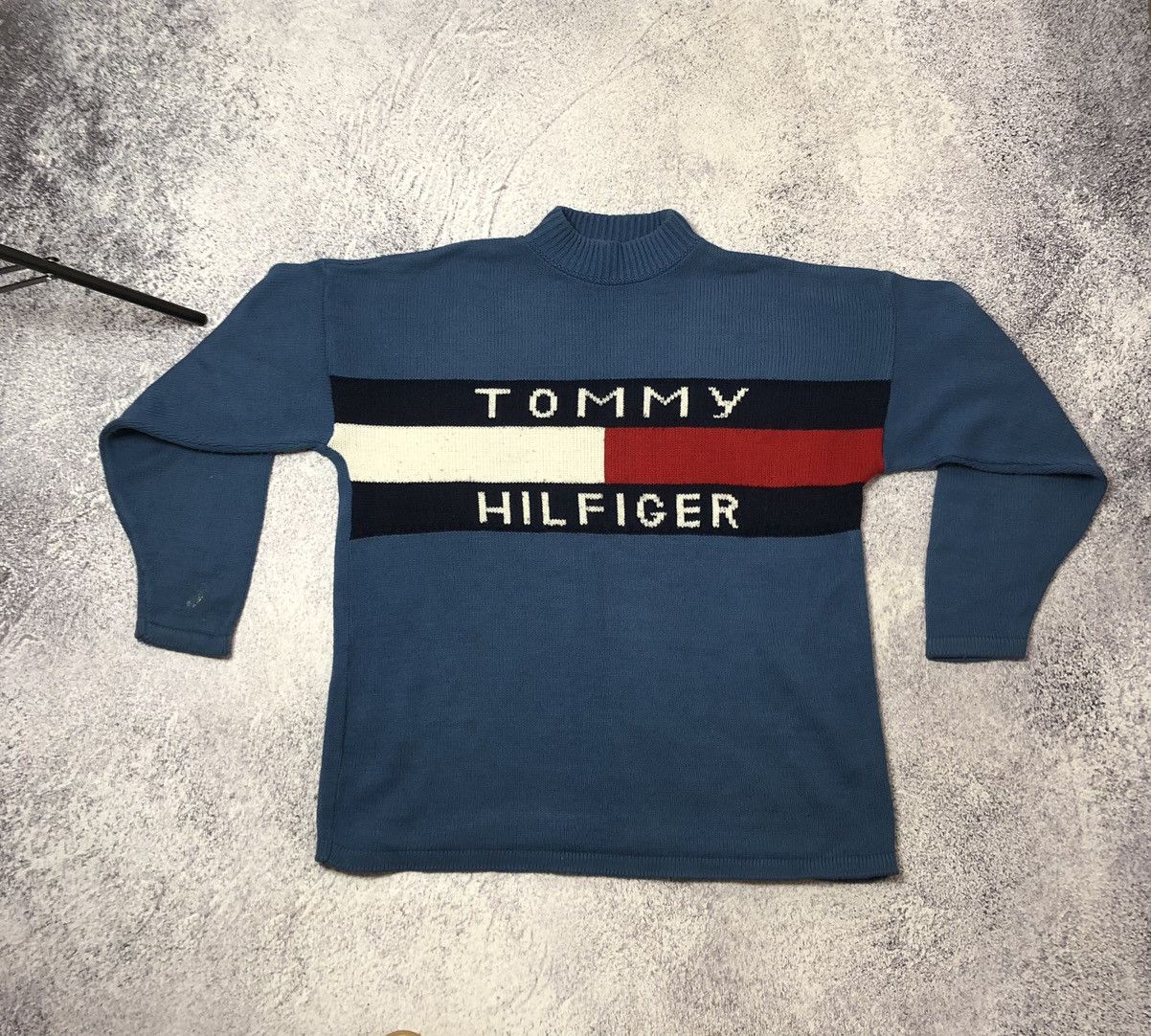 Tommy Hilfiger Men’s vintage sweater Tommy Hilfiger big logo y2k casual Size US L / EU 52-54 / 3 - 1 Thumbnail