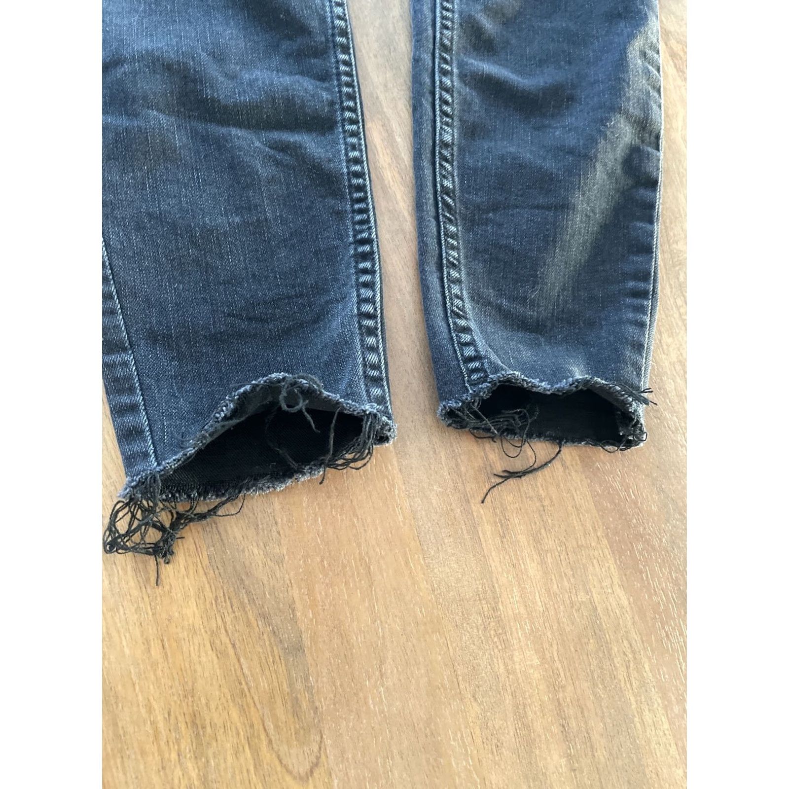 Vintage We The Free People Jeans 25 Crvy Curvy Black High Rise Stretch Raw Cut Off Hem Jeans Skinny Women's Regular Size 25 Black Distressed Denim Size 42" / US 20 - 4 Thumbnail