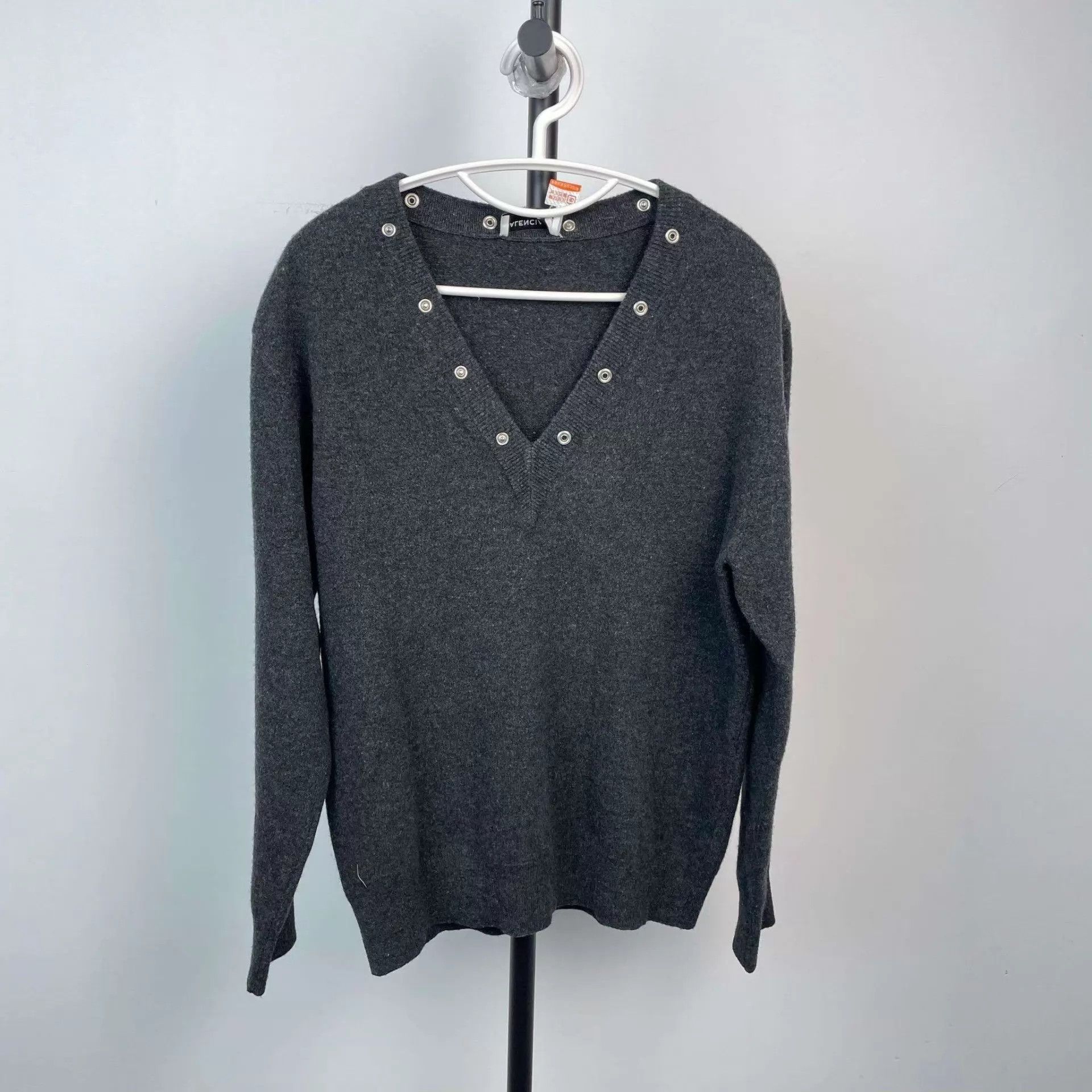 Balenciaga Balenciaga 98new V-neck knit sweater 36 Gray Size XS / US 0-2 / IT 36-38 - 1 Thumbnail