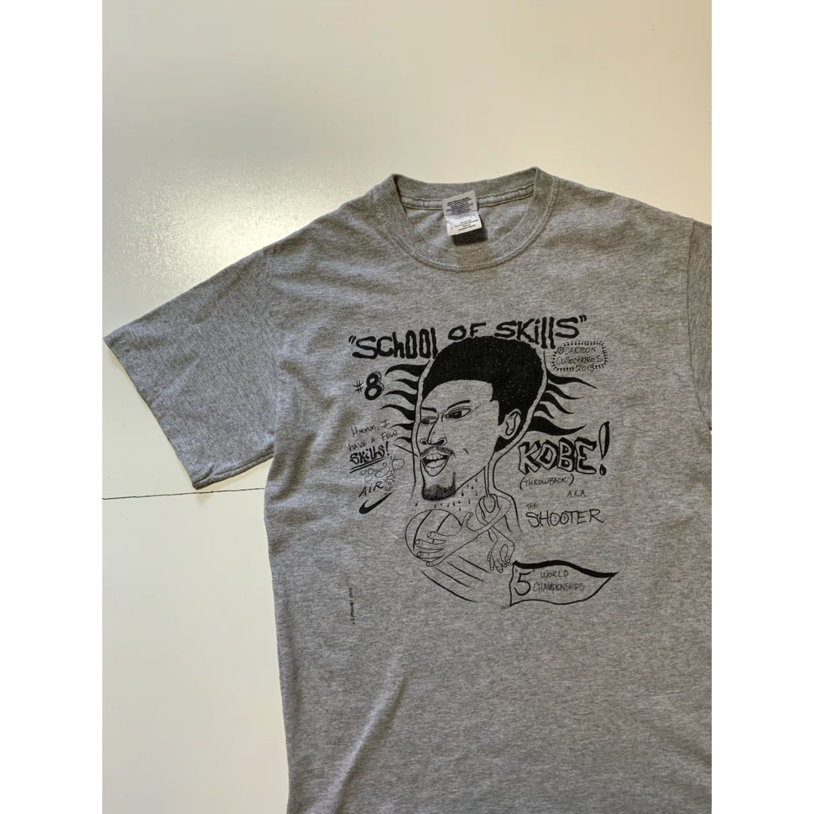Gildan Kobe Bryant 2013 D League Graphic T-Shirt School Of Skills Cartoon Collectables Gray Small Men Size US S / EU 44-46 / 1 - 4 Thumbnail