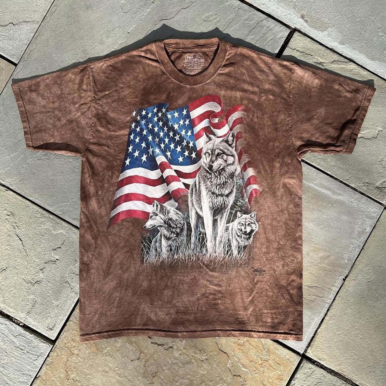 The Mountain American Flag Wolf Brown Dye T-Shirt Size US XL / EU 56 / 4 - 1 Thumbnail