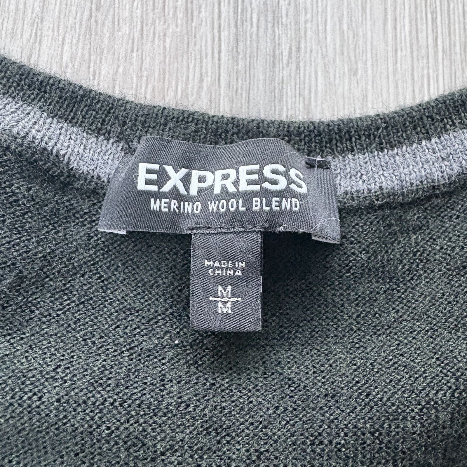 Express Express Men's Merino Wool Blend V-Neck Sweater M Black Long Size US M / EU 48-50 / 2 - 2 Thumbnail