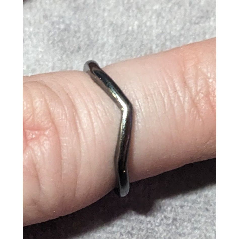Other Minimalist Slight Chevron Silver Gunmetal Tone Ring Size 6 Size ONE SIZE - 12 Thumbnail