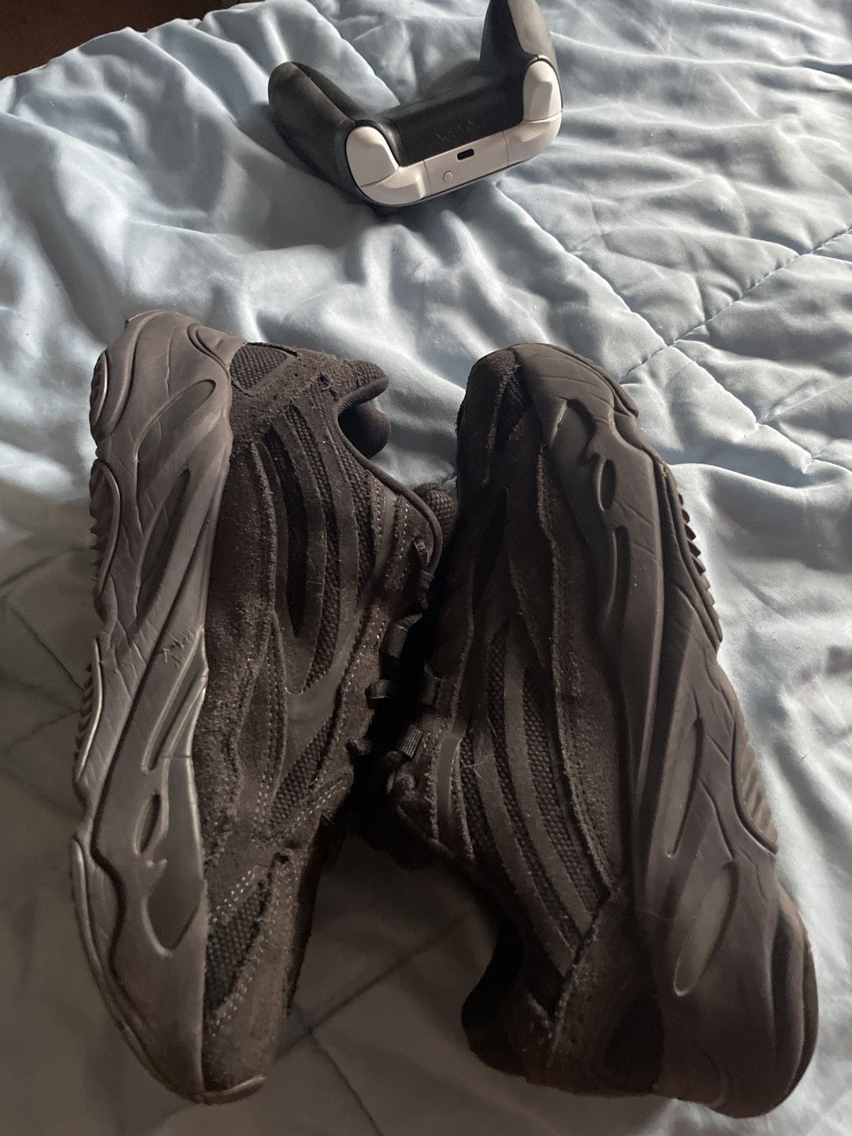 Yeezy Yezzy 700 v2 vanta Size US 8 / EU 41 - 2 Thumbnail