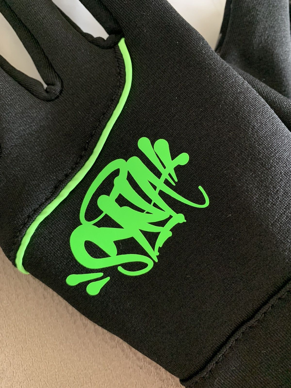Syna tech gloves