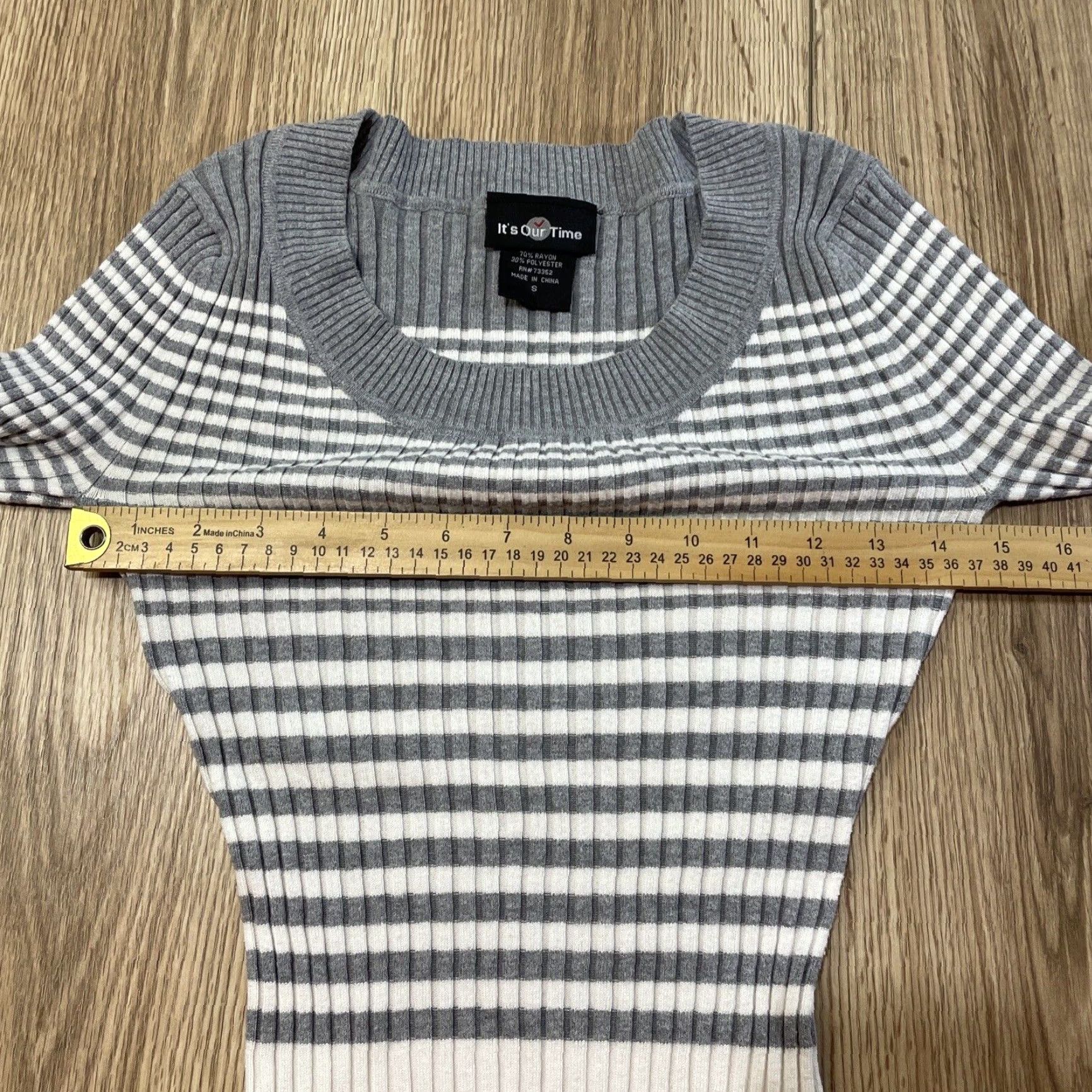 Vintage VINTAGE Blend Striped Sweater Women’s Size S Gray/White Pullover Rayon Blend Long Sleeve V-Neck Size S / US 4 / IT 40 - 3 Thumbnail