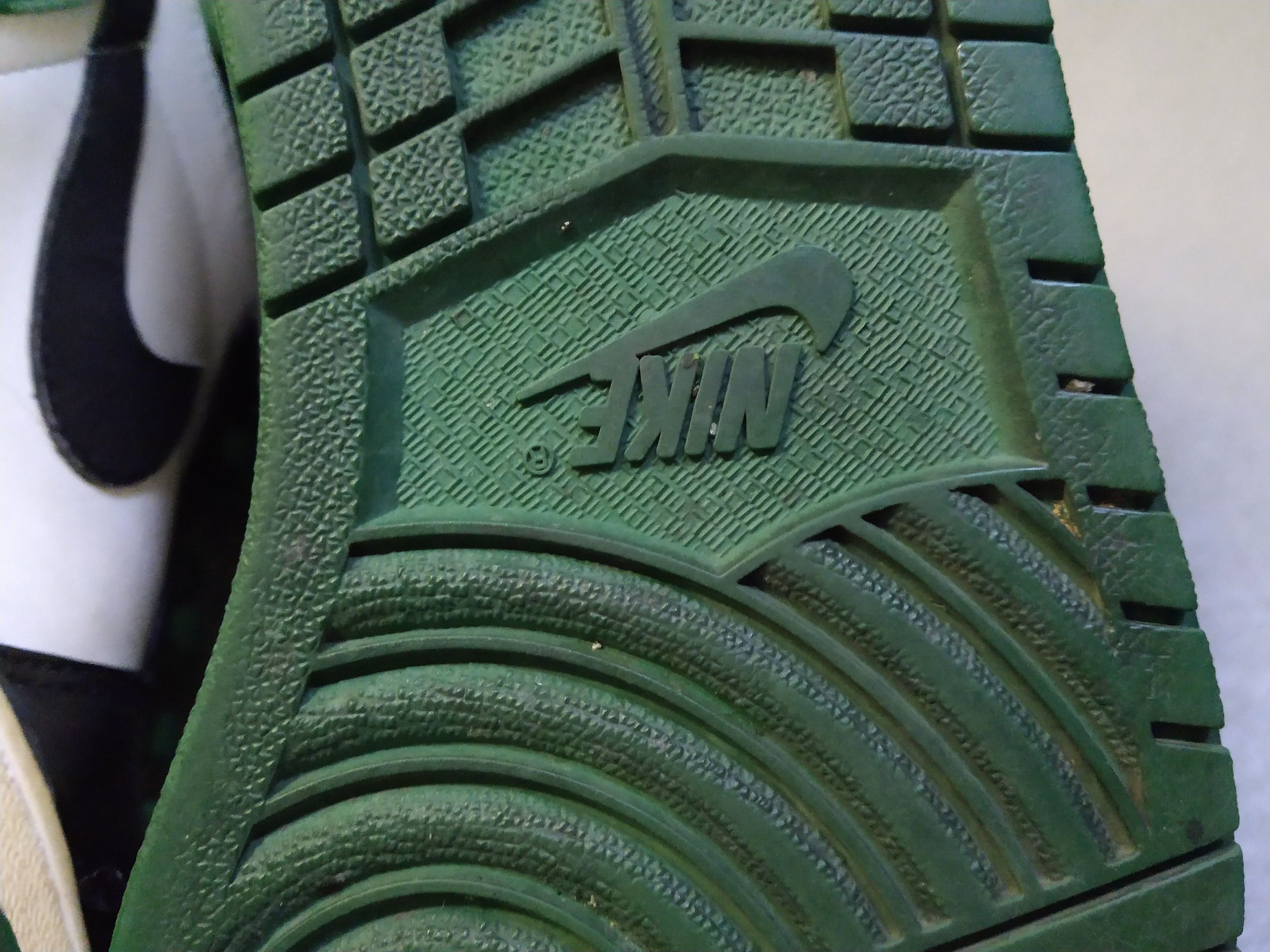 Jordan Brand Nike Air Jordan 1 Retro High Boston Celtics 10 332550-101 Size US 10 / EU 43 - 18 Thumbnail