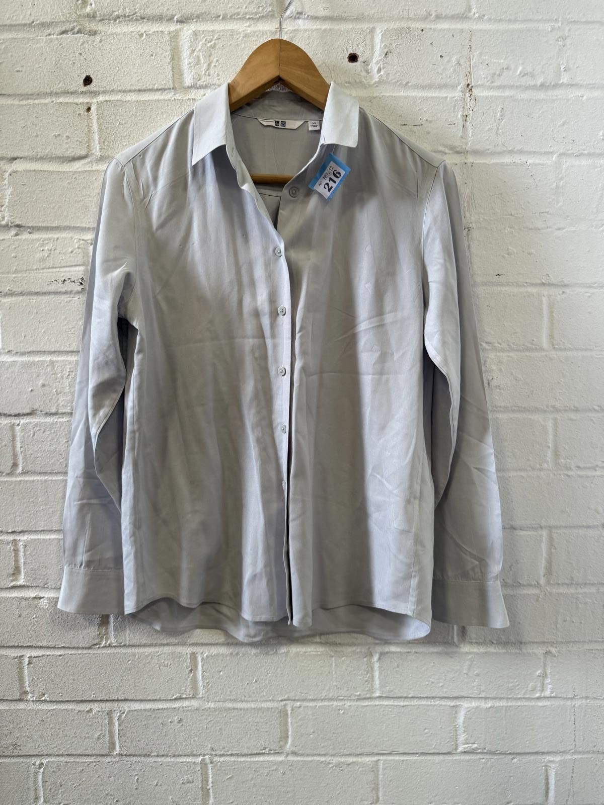 Uniqlo Uniqlo Women's Light Gray Button-Up Shirt XS Size XS / US 0-2 / IT 36-38 - 1 Thumbnail