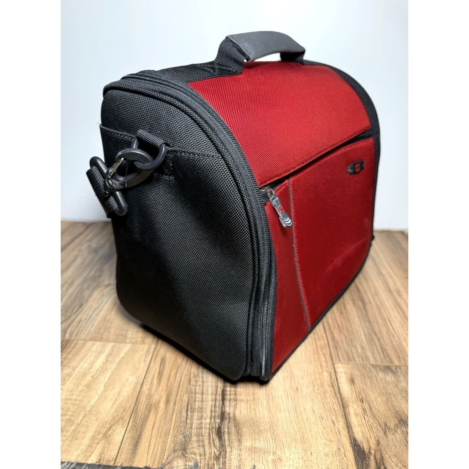 Victorinox VINTAGE Victorinox Werks Traveler 3.0 Small Shoulder Bag Mulberry Red Women Messenger Ballistic Nylon Excellent Condition Size ONE SIZE - 4 Thumbnail