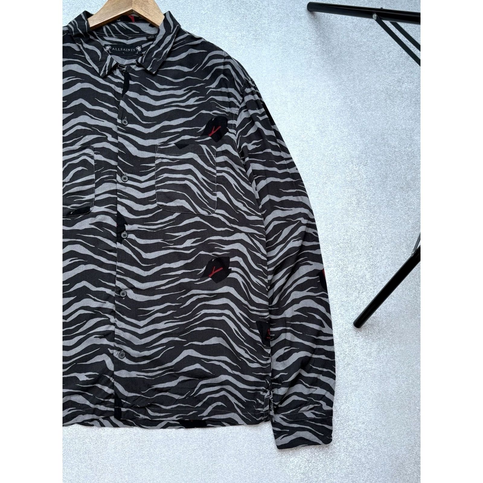 Allsaints VINTAGE AllSaints Zebra Print Viscose Long Sleeve Shirt Button Up Men Overshirt L Gray Size US L / EU 52-54 / 3 - 4 Thumbnail