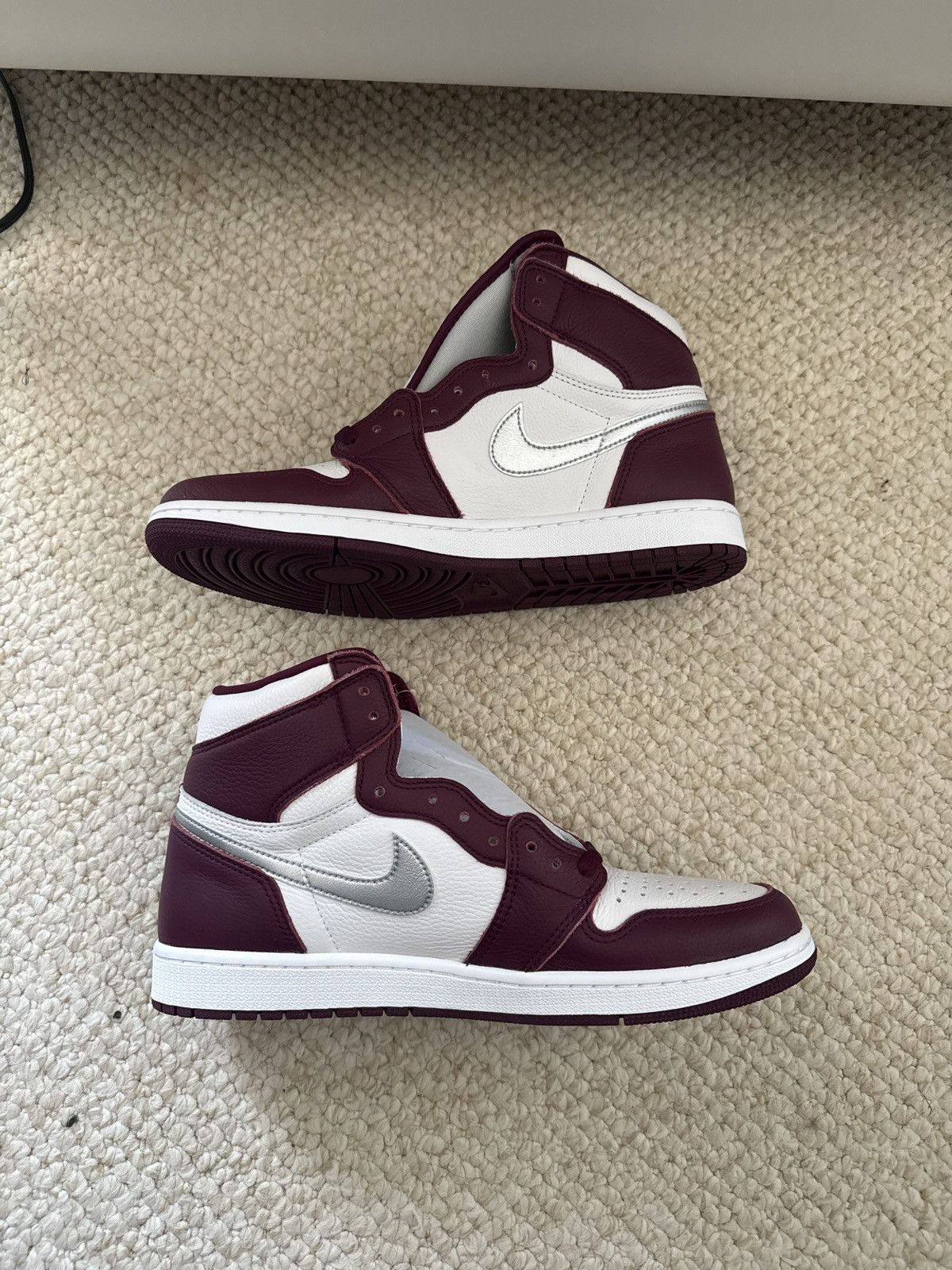 Jordan Brand × Nike Jordan 1 Retro High OG Bordeaux Size US 11 / EU 44 - 1 Thumbnail