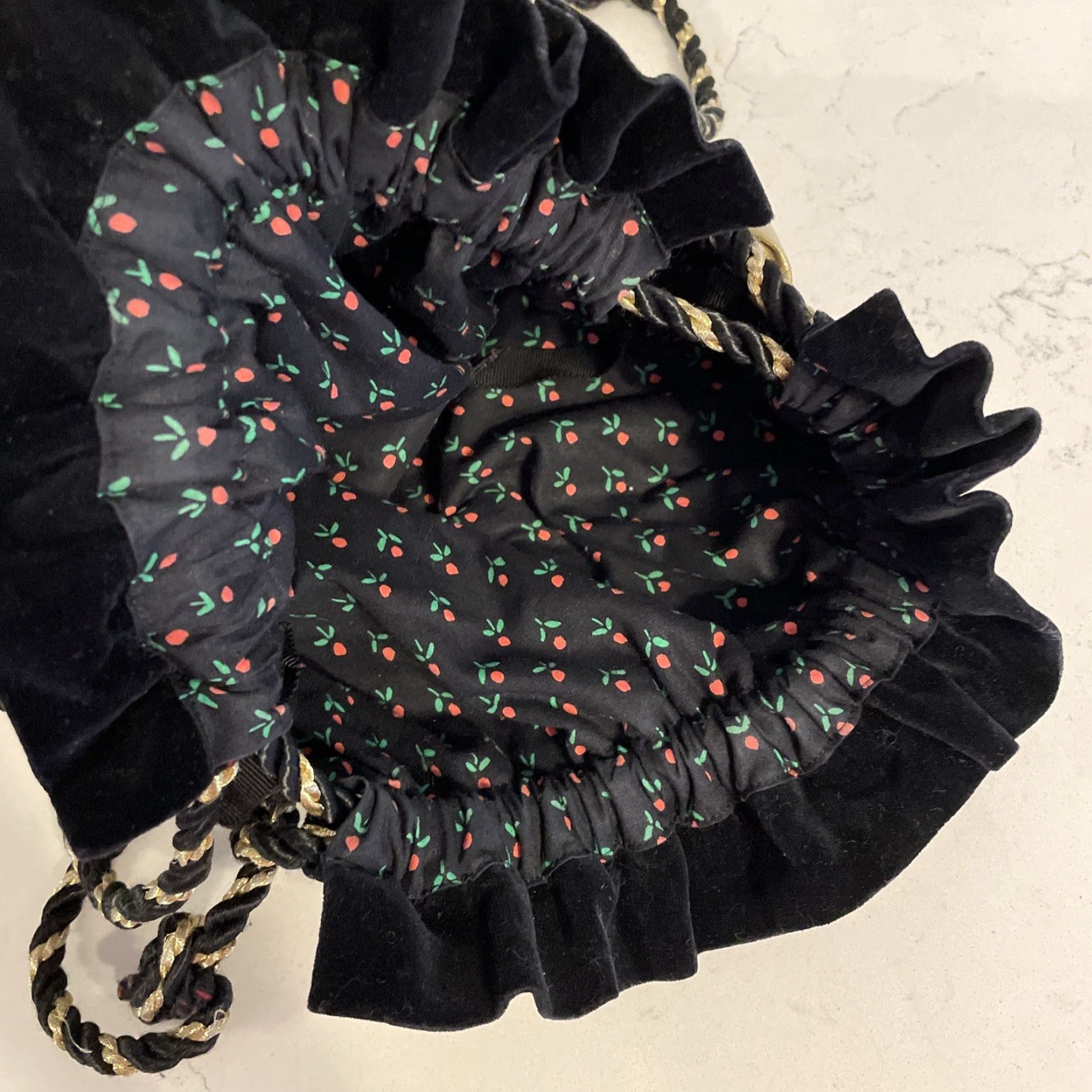 Velvet VINTAGE Black Velvet Gold Detail Red Floral Embroidery Drawstring Pouch Purse Bag Size ONE SIZE - 7 Thumbnail