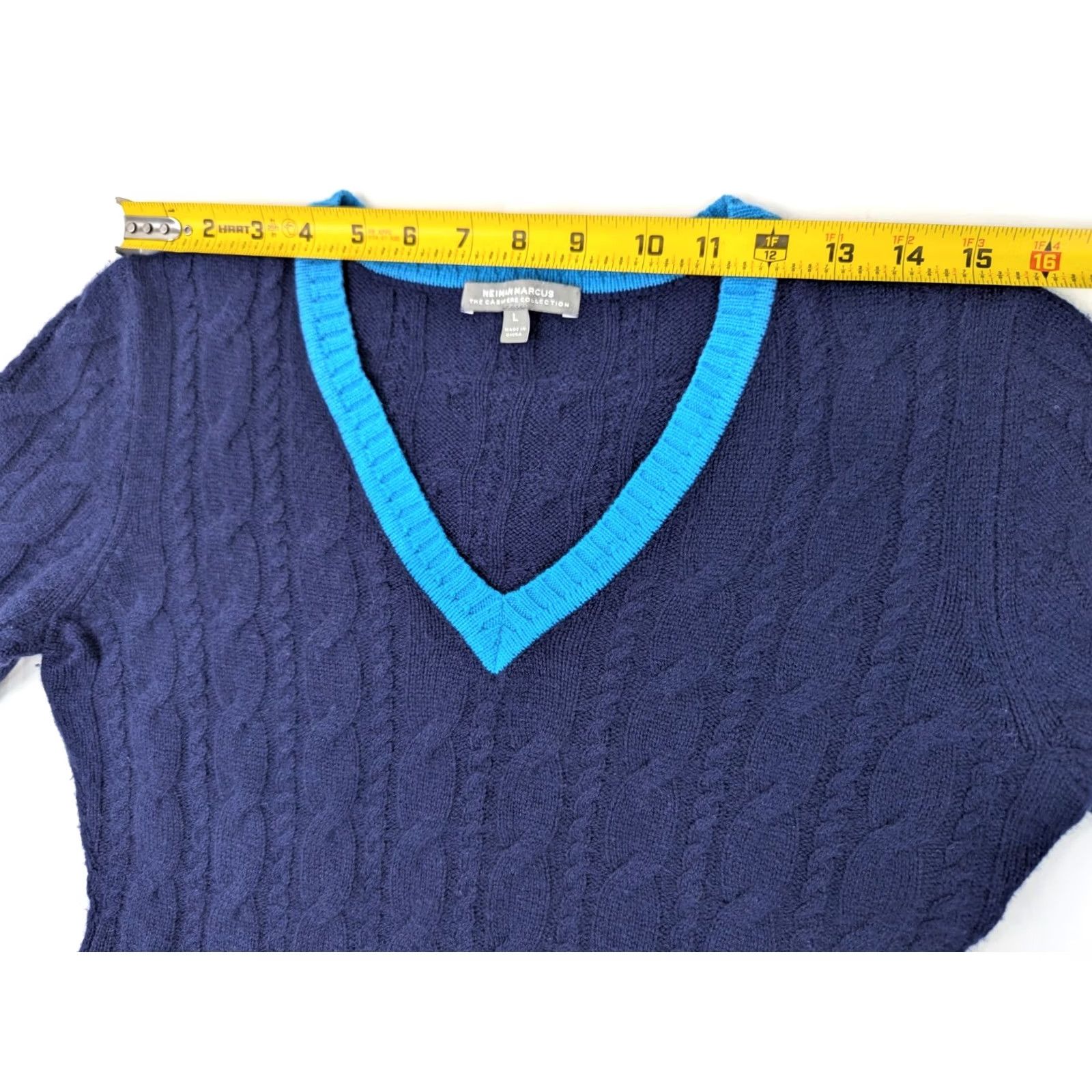 Neiman Marcus Neiman Marcus Cashmere Collection Cable Knit Ribbed Rope V-Neck Women L Blue Sweater Size L / US 10 / IT 46 - 7 Thumbnail