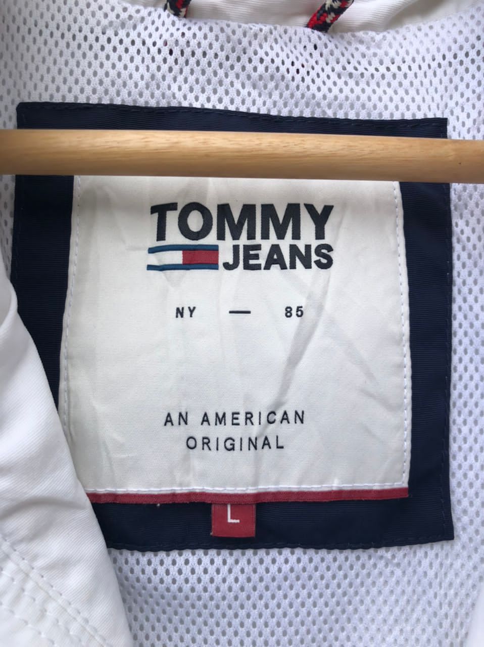 Tommy Hilfiger × Vintage Vintage Tommy Hilfiger Jeans SpellOut Flag Jacket Size US L / EU 52-54 / 3 - 3 Thumbnail