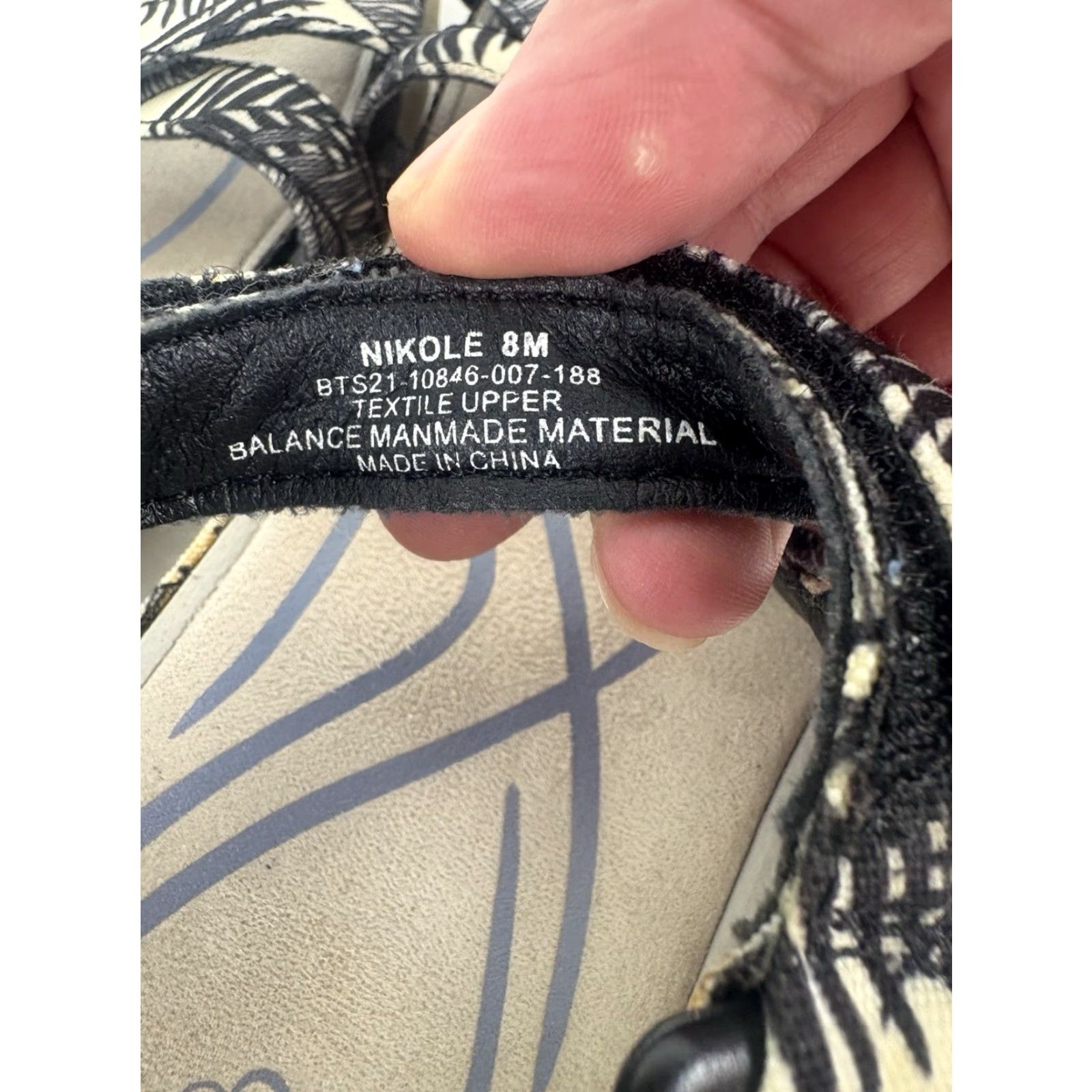 Vintage VINTAGE Baretraps Nikole Women's Sandals Size 8M Navy/Cream Floral Summer Casual Outdoor Size US 8 / IT 38 - 4 Thumbnail