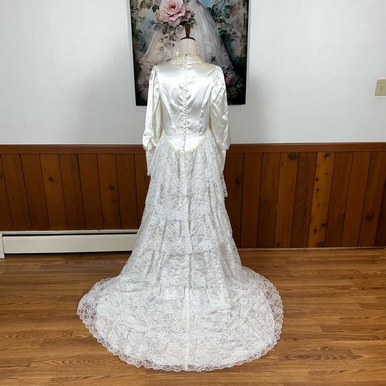 Elegant Vintage 1970s/80s Tiered Lace Wedding Gown!