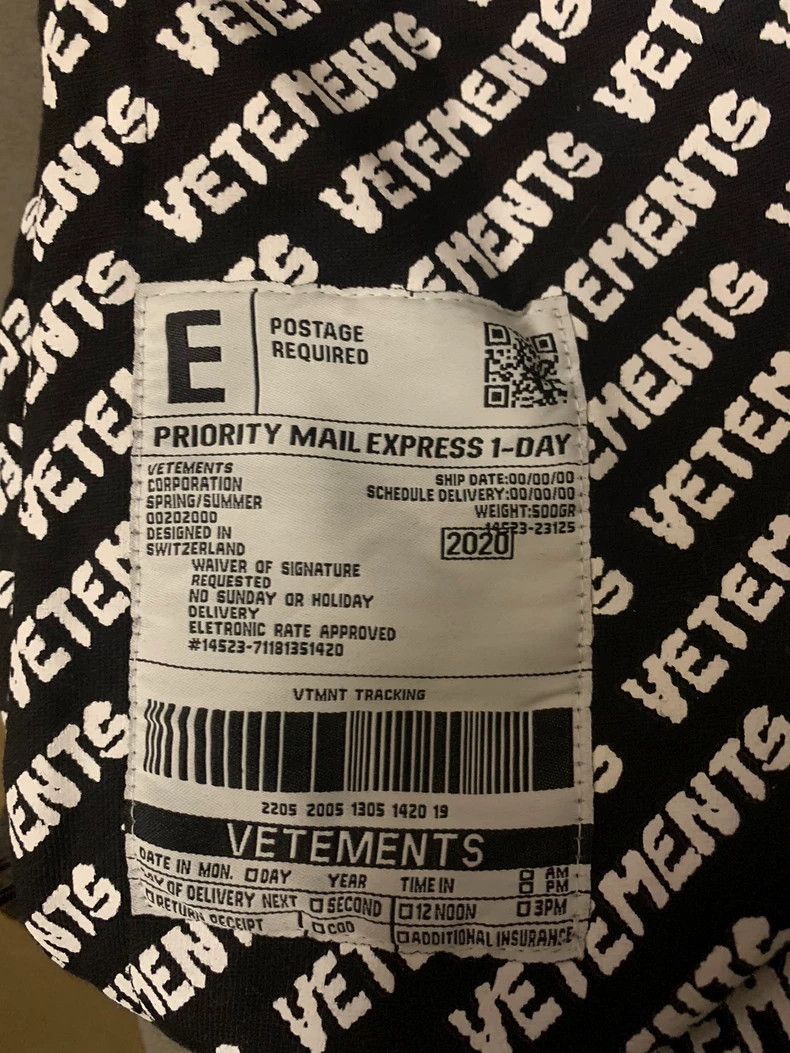 Other Vetements Logo overload black and white print hooded hoodi Size US XS / EU 42 / 0 - 3 Thumbnail