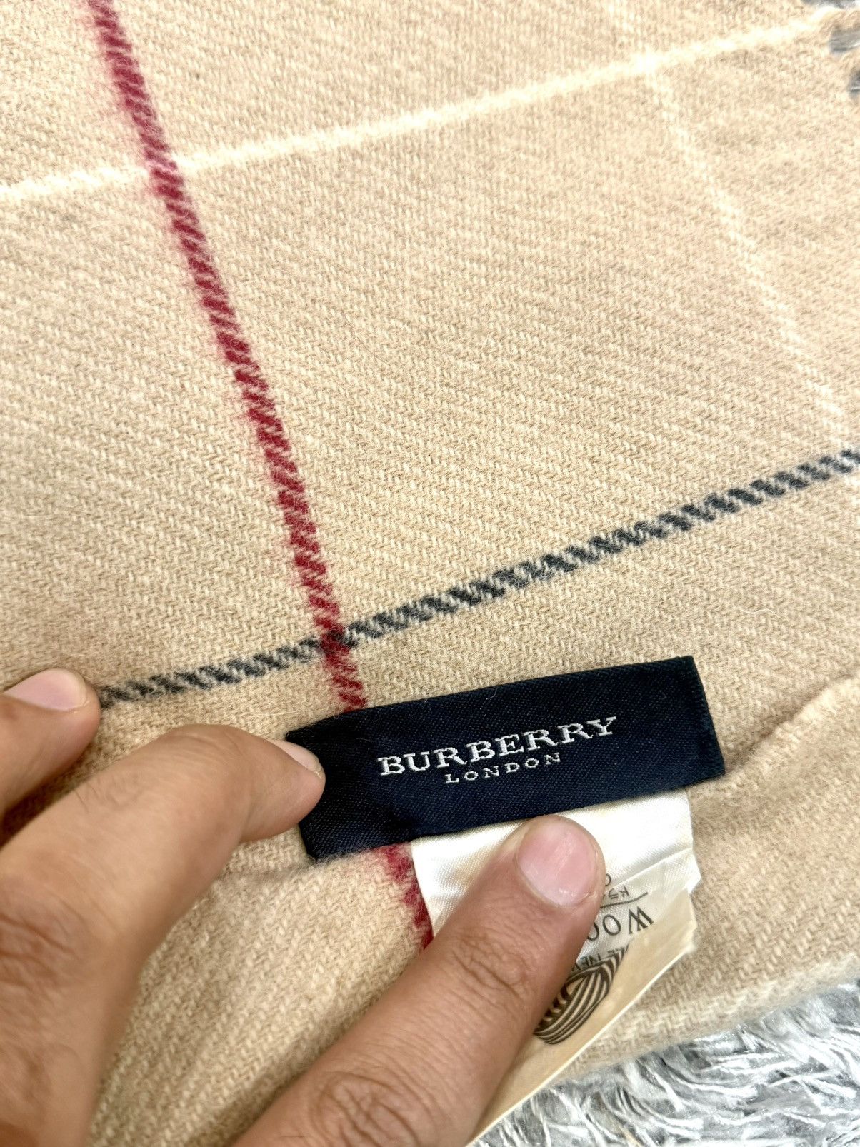 Burberry BURBERRY LONDON EMBROIDERED LOGO WOOL MUFFLER Size ONE SIZE - 4 Thumbnail