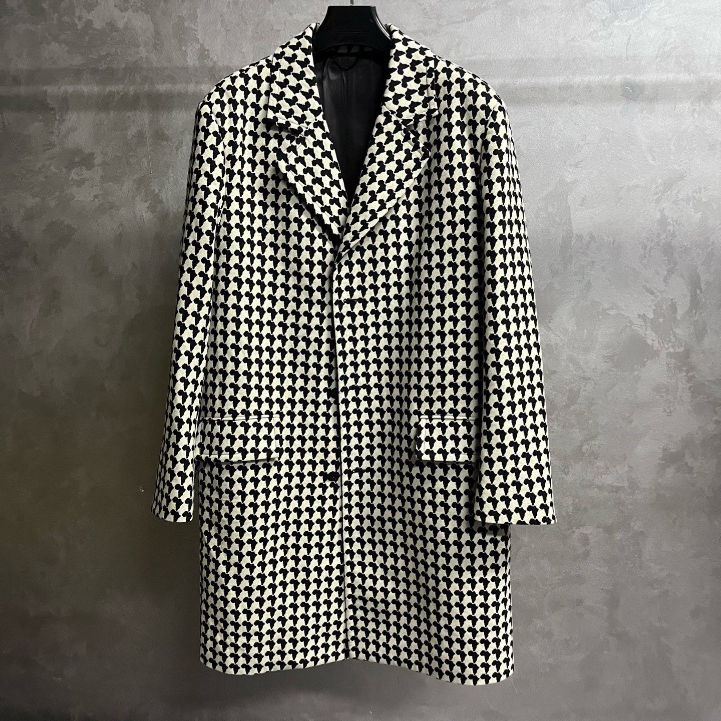 Louis Vuitton Louis Vuitton Plaid Black Heavy Coat l Men Size US L / EU 52-54 / 3 - 1 Thumbnail