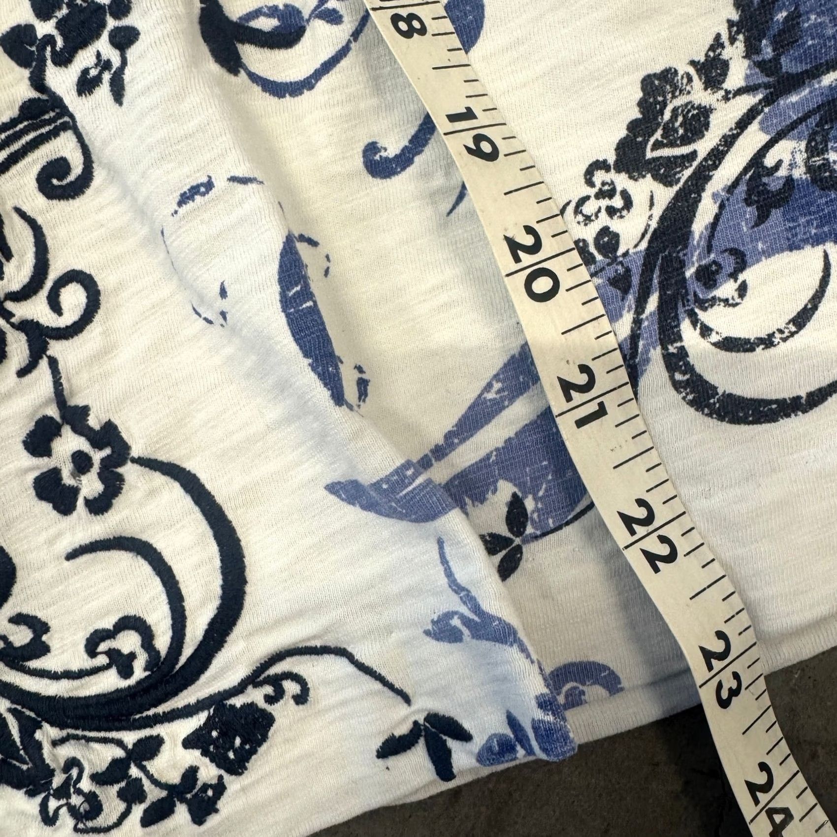Vintage VINTAGE Y2K White Blue Graphic Grunge Cross Short Sleeve Tee Women's XL Size 40" / US 18 - 4 Thumbnail