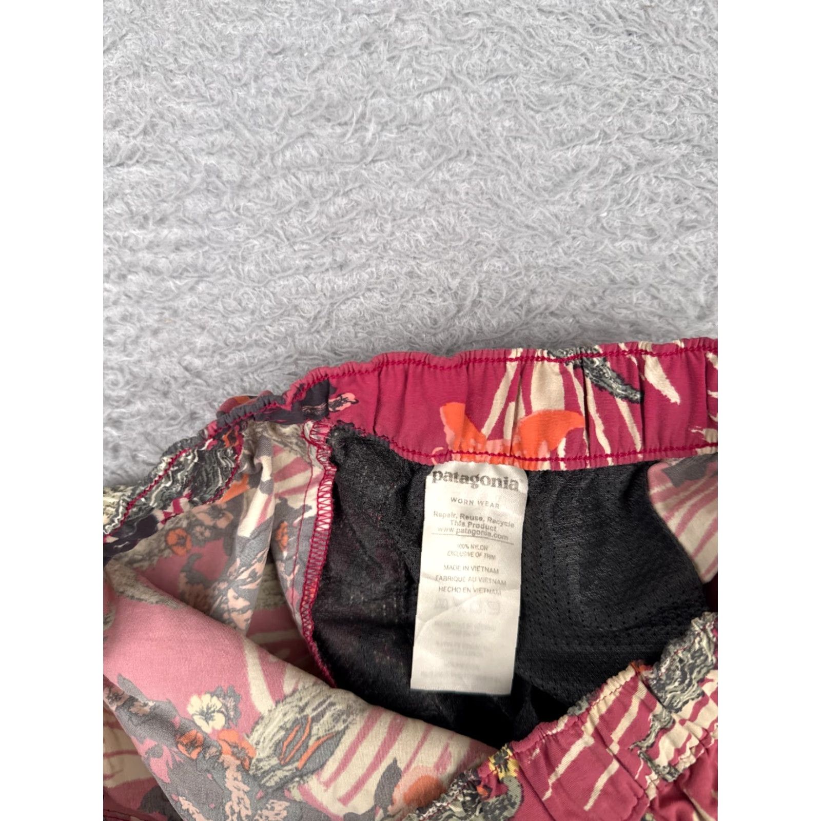 Patagonia Patagonia Shorts Women Small Red Floral Baggies Nylon Gym Run Workout Casual 2.5 Size 28" / US 6 / IT 42 - 7 Thumbnail