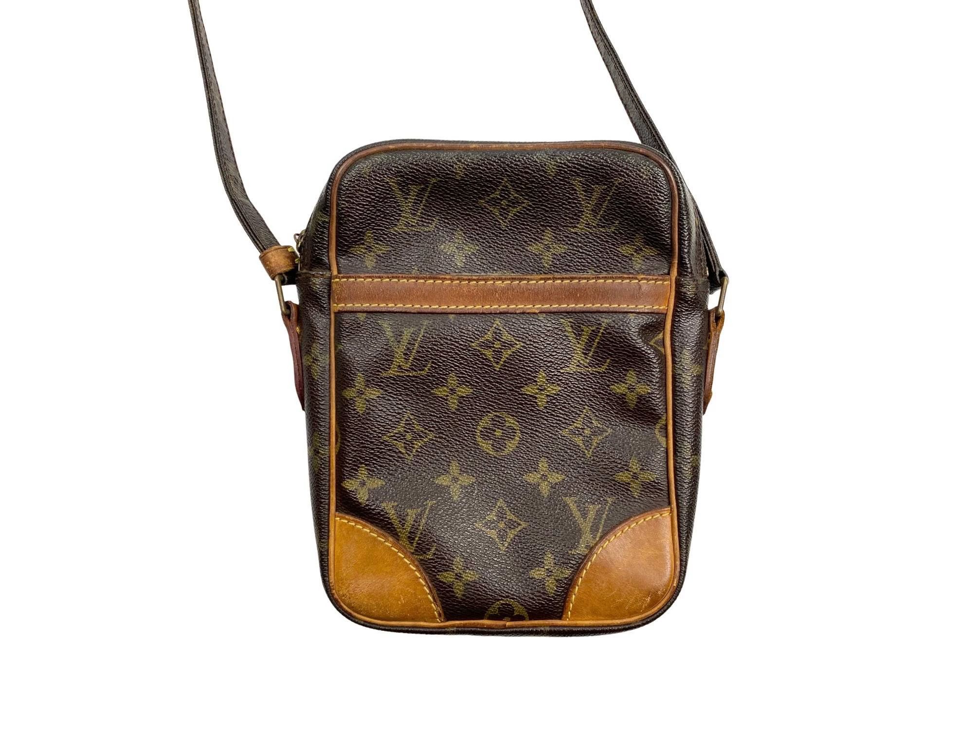Louis Vuitton LV Vintage Monogram Vertical Single Camera Bag 22x17cm Size ONE SIZE - 3 Thumbnail