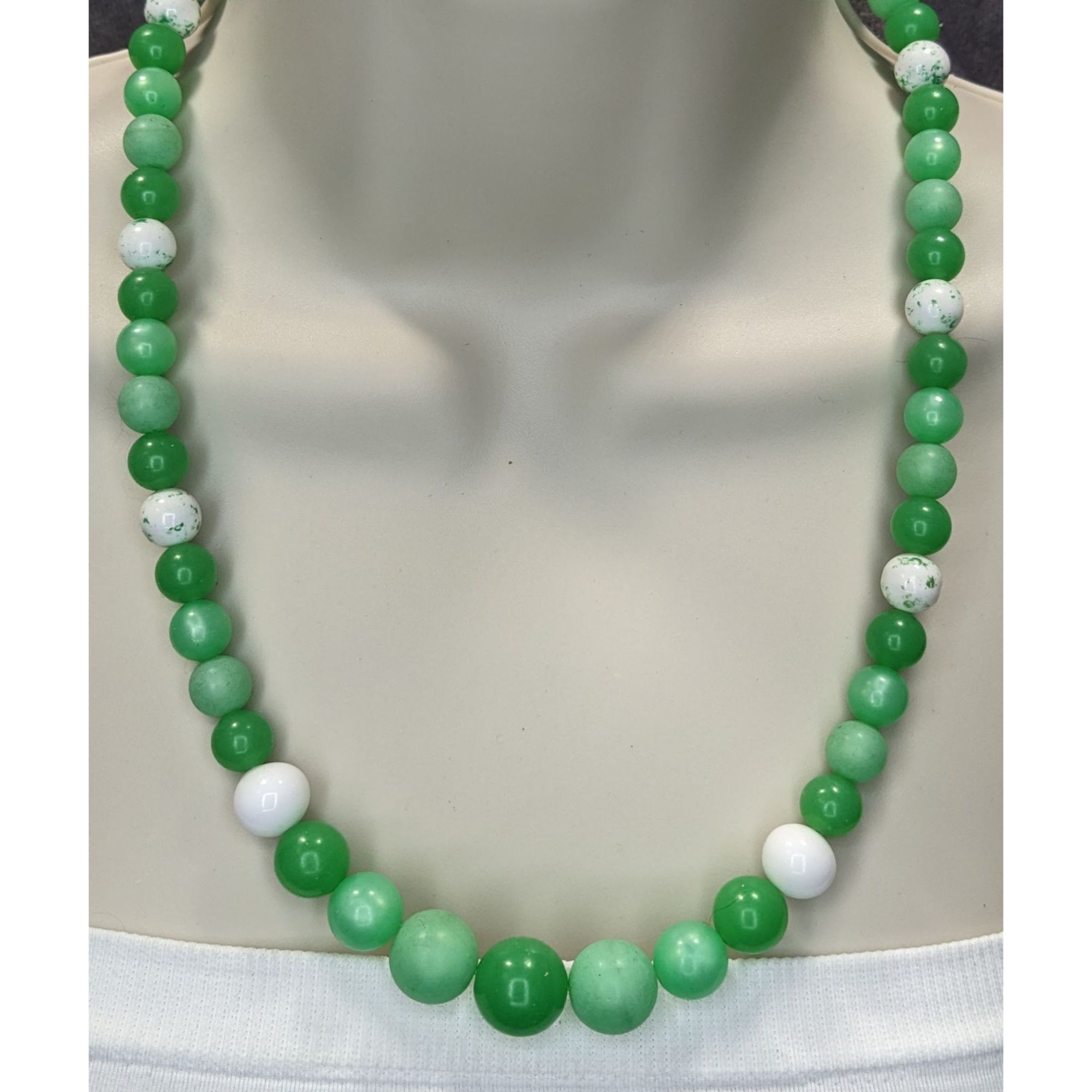 Other Vintage Retro Green & White Beaded Necklace Size ONE SIZE - 1 Thumbnail