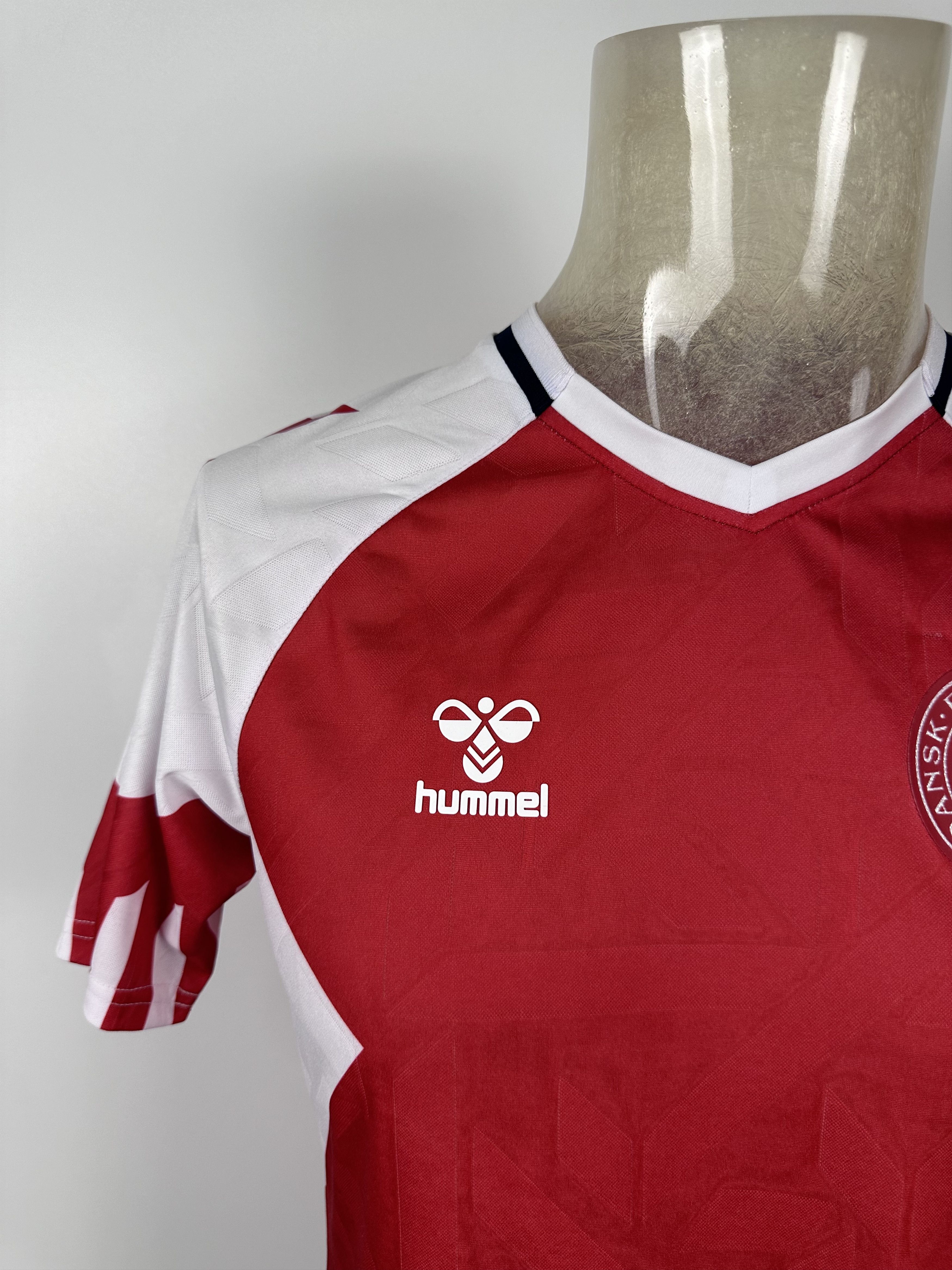 Hummel × Vintage DENMARK 2023 2024 HOME FOOTBALL SHIRT SOCCER JERSEY HUMMEL Size US S / EU 44-46 / 1 - 3 Thumbnail