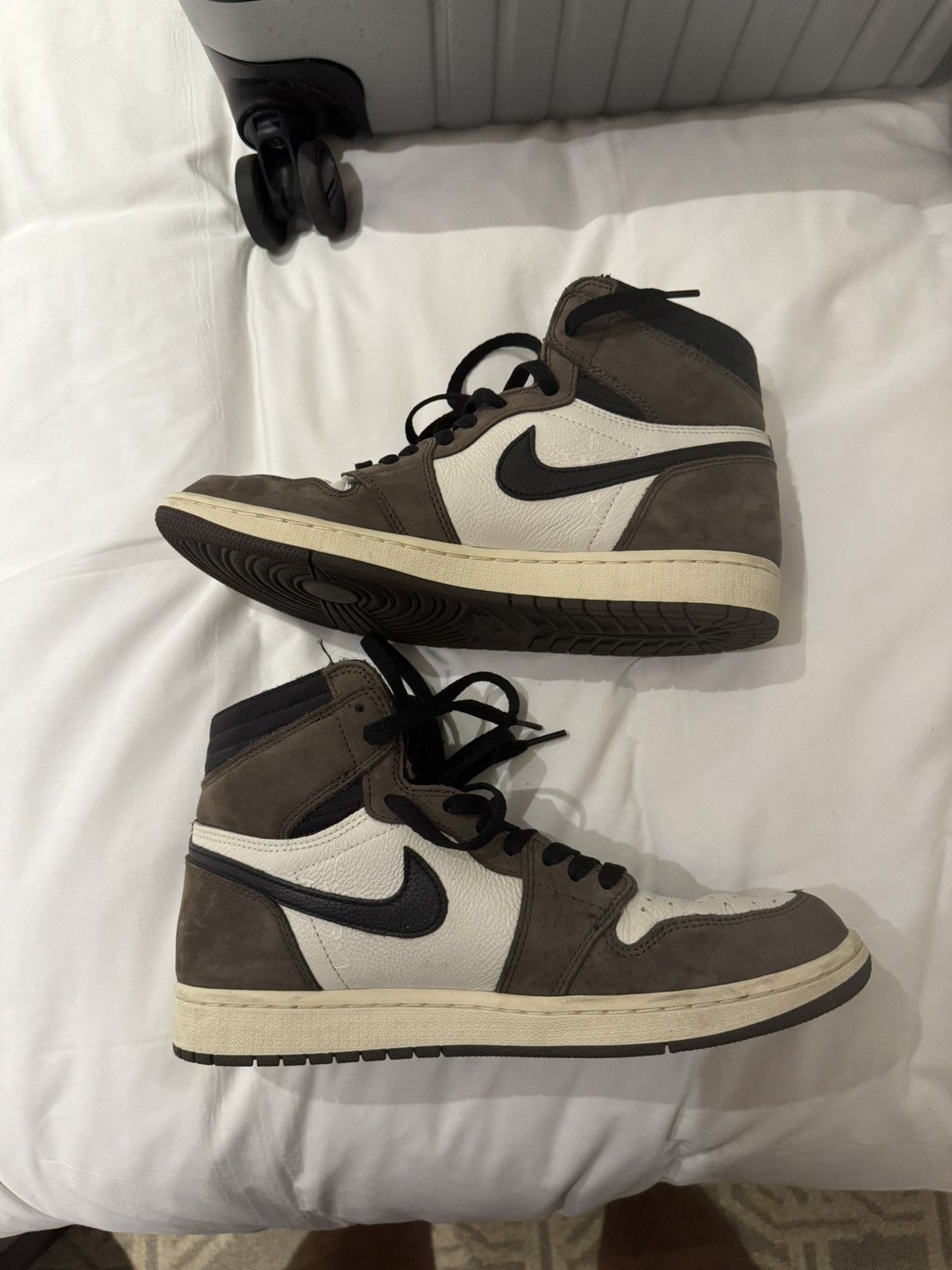 Nike Travis Scott x Air Jordan 1 ‘Mocha’ Size US 9.5 / EU 42-43 - 2 Thumbnail
