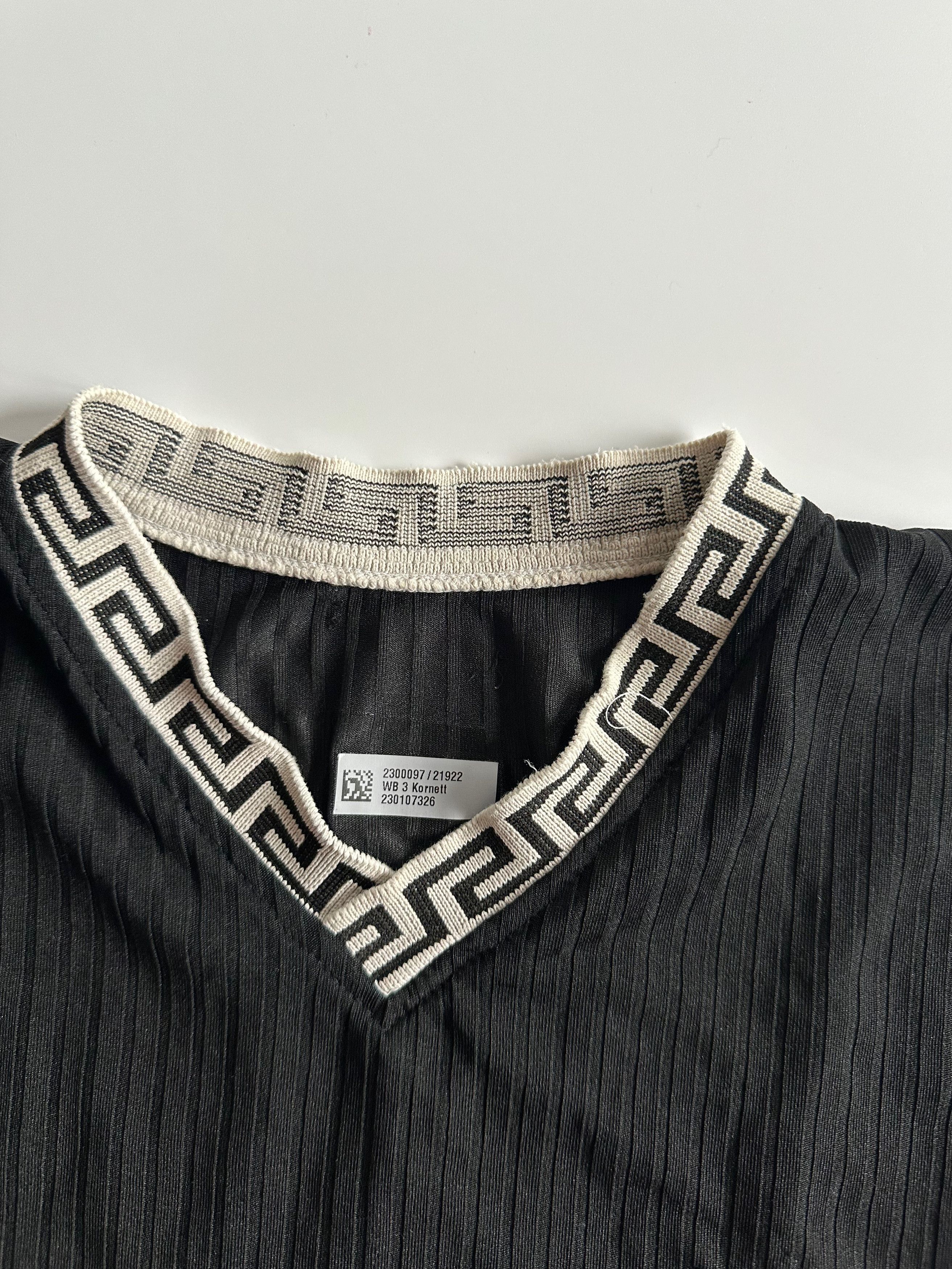 Versace 90's Vintage Gianni Versace black Y2K t shirt jersey Size US M / EU 48-50 / 2 - 8 Thumbnail