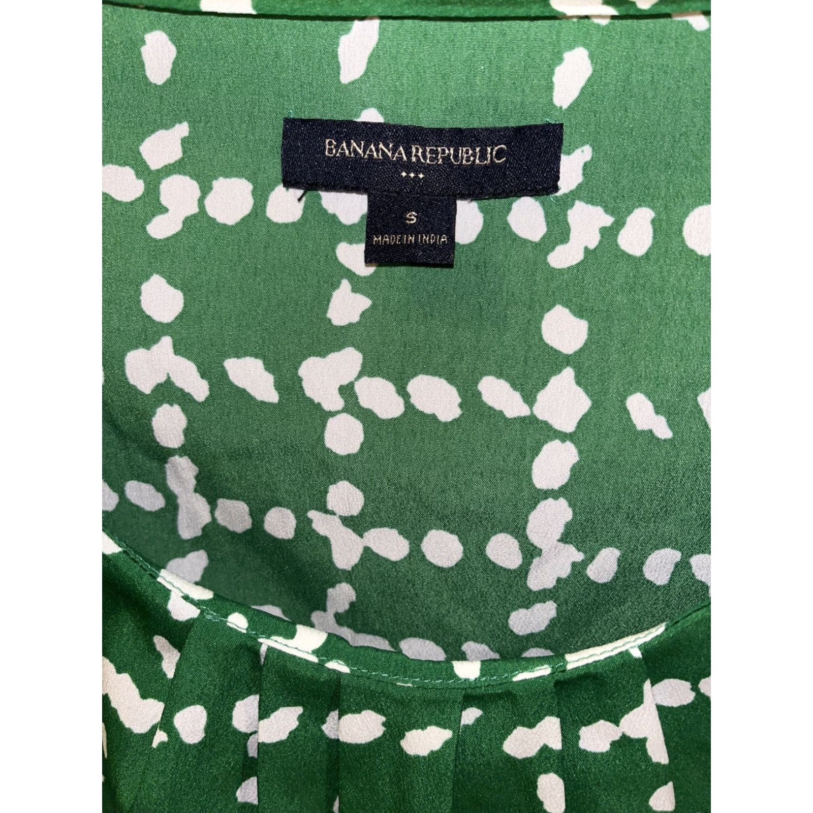 Banana Republic Banana Republic Womens Green W/ White Dots Sleeveless Pleated Blouse Size Small Size S / US 4 / IT 40 - 3 Thumbnail