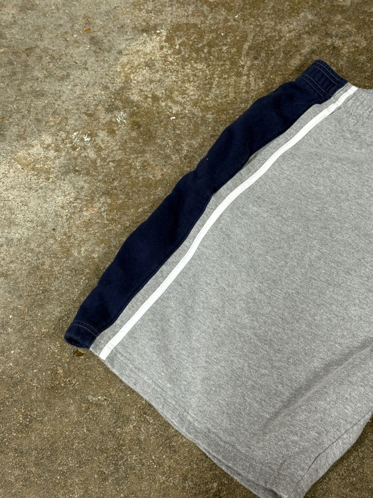 Fila Fila Grey Stripe Side Piping Logo Grey Navy Sweat Shorts Size US 38 / EU 54 - 4 Thumbnail