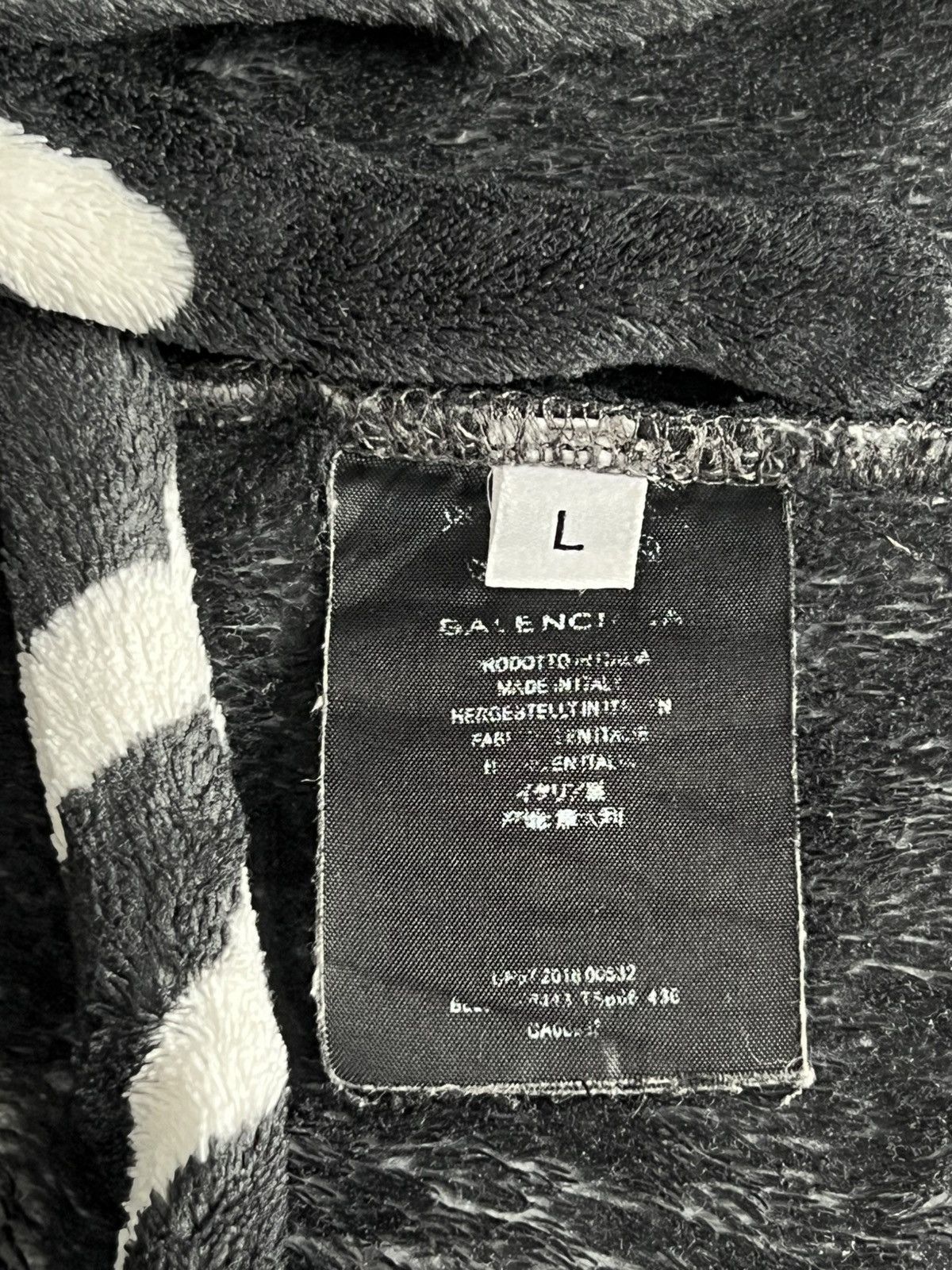 Balenciaga Balenciaga Oversized Logo Faux Fur Sherpa Coat Size US L / EU 52-54 / 3 - 12 Thumbnail