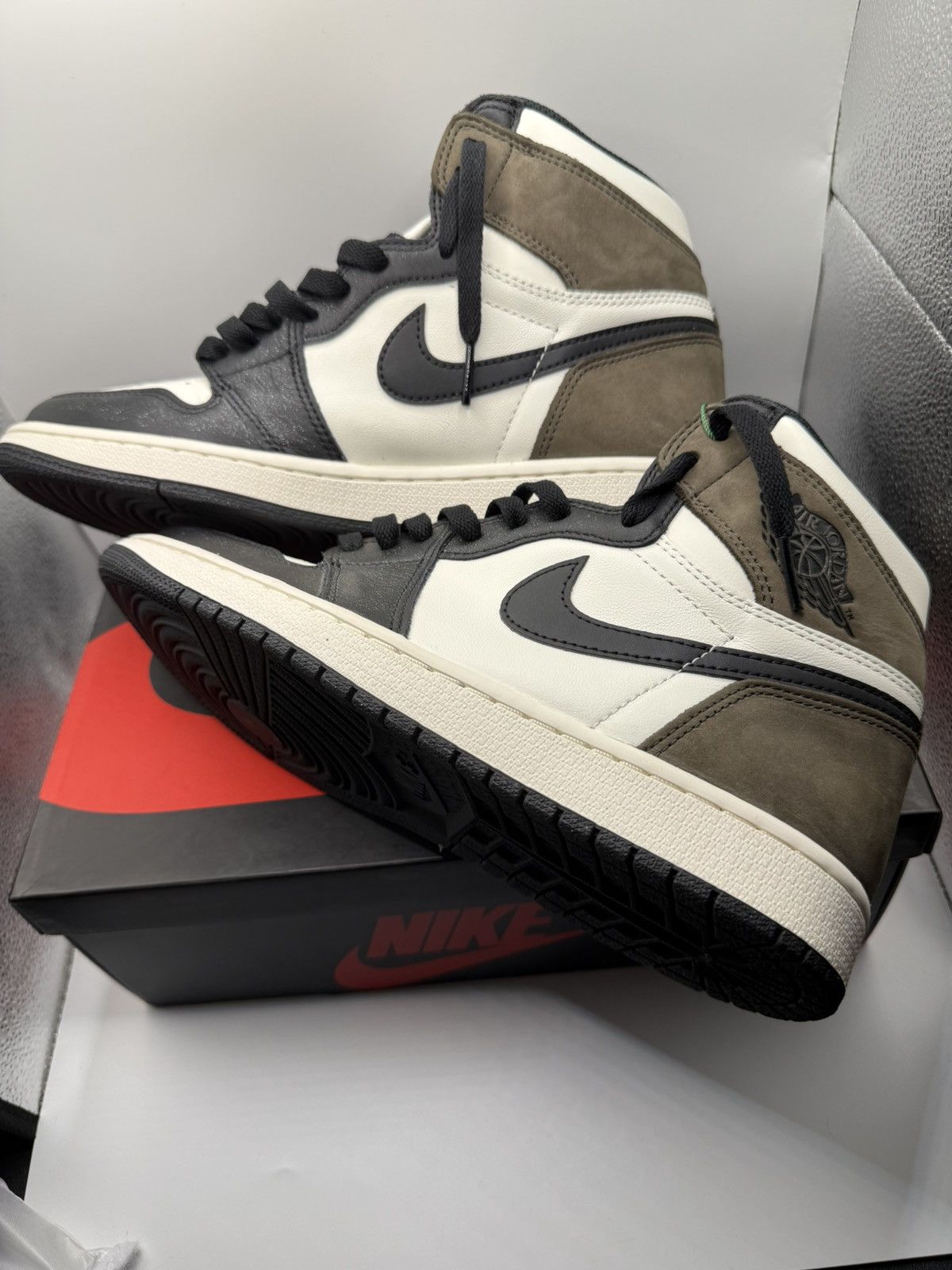 Jordan Brand Jordan 1 Retro High Dark Mocha Size US 9 / EU 42 - 1 Thumbnail