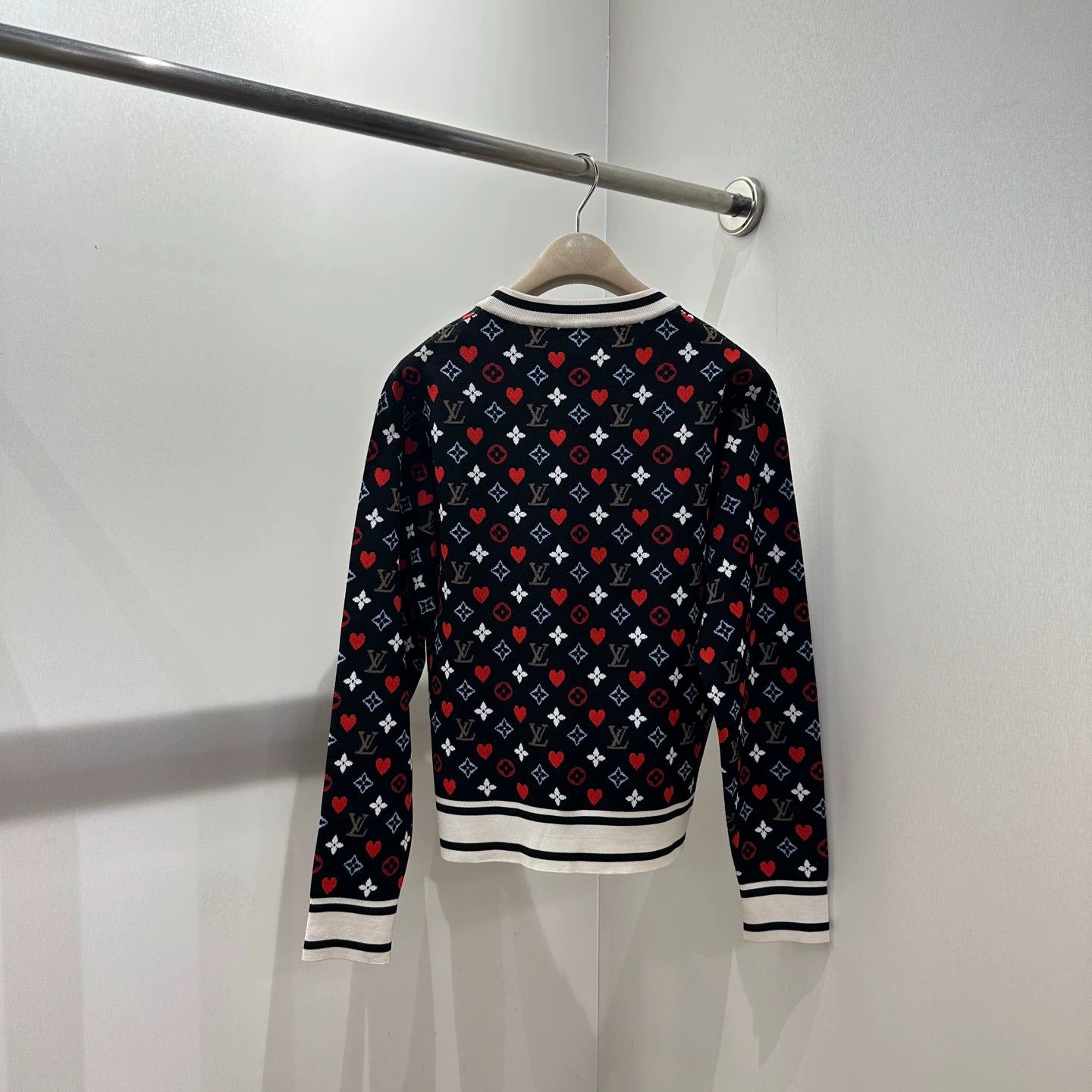 Louis Vuitton Louis Vuitton mar33 heart logo colorblocked knit LS M Size M / US 6-8 / IT 42-44 - 2 Thumbnail