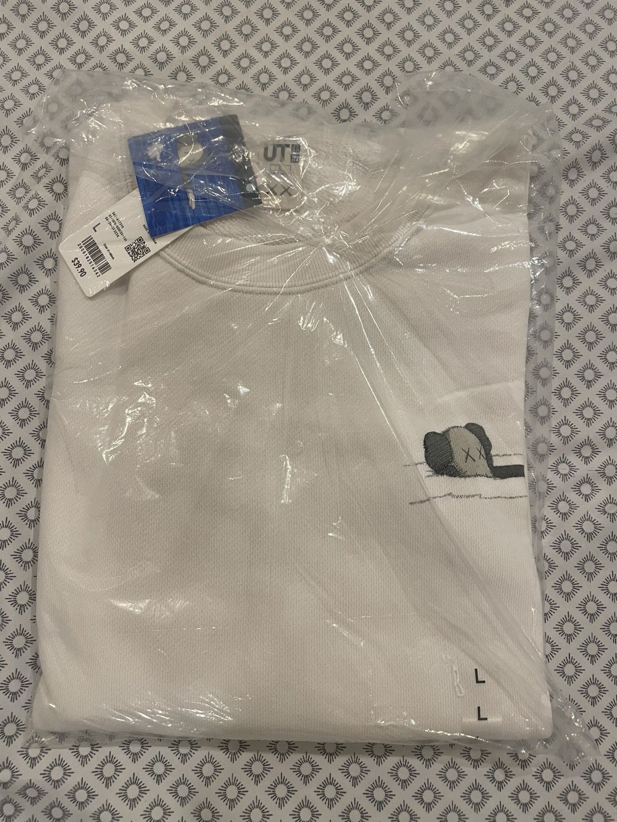 Kaws × Uniqlo Kaws Uniqlo Crewneck Size US L / EU 52-54 / 3 - 3 Thumbnail