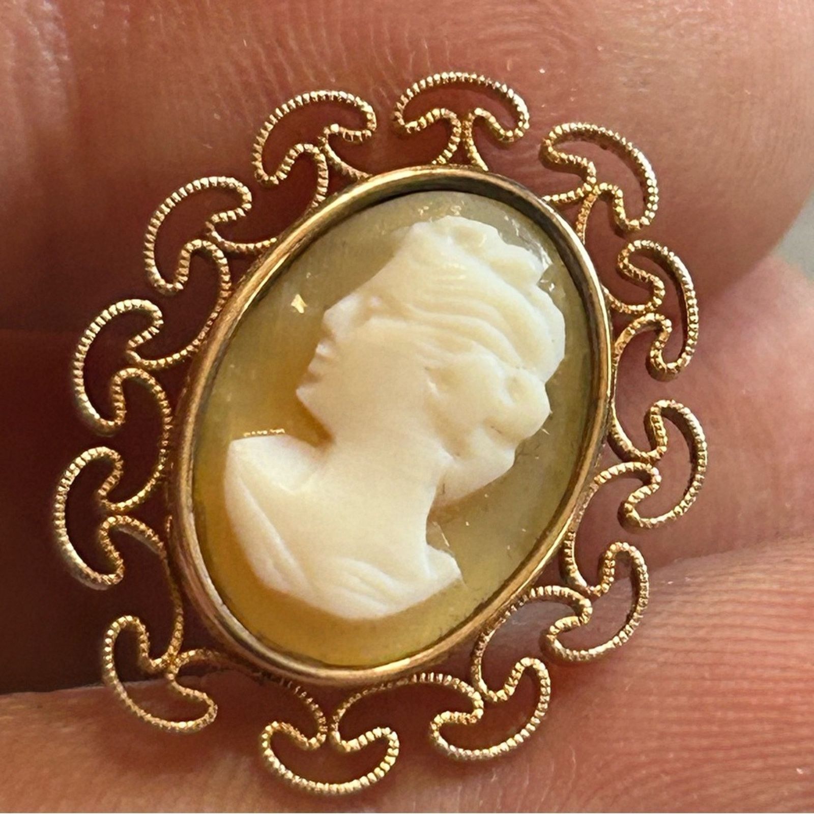 Vintage Vintage Krementz carved shell cameo 14kt gold earrings Size ONE SIZE - 10 Thumbnail