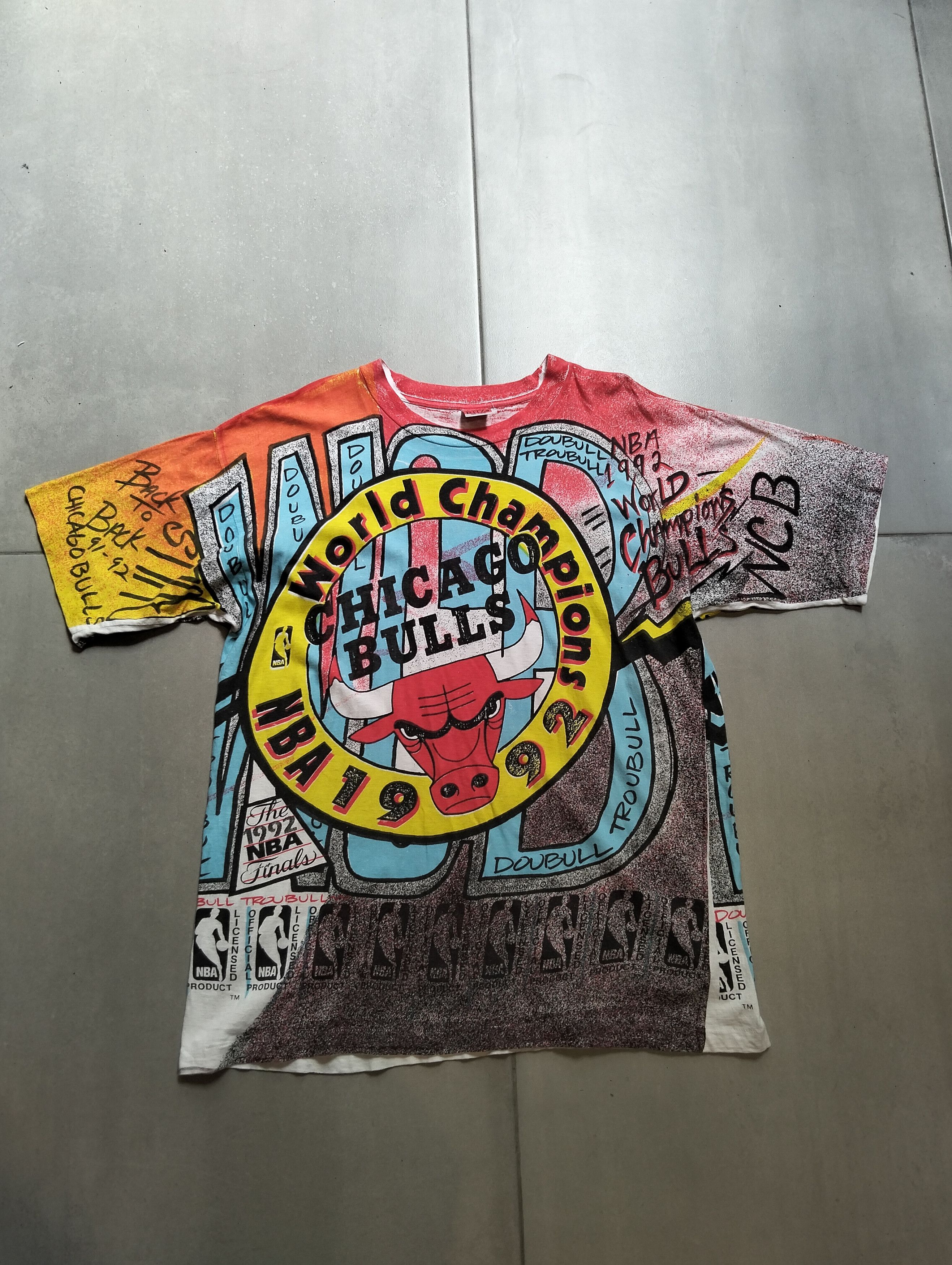 Vintage Vintage 1992 Chicago Bulls All over print t shirt Size US L / EU 52-54 / 3 - 1 Thumbnail