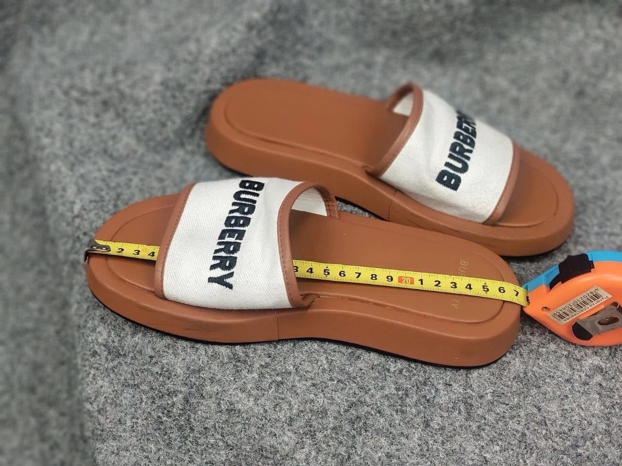 Burberry Burberry Buckingham Brown Logo Slides in Canvas & Leather Size US 9 / IT 39 - 13 Thumbnail