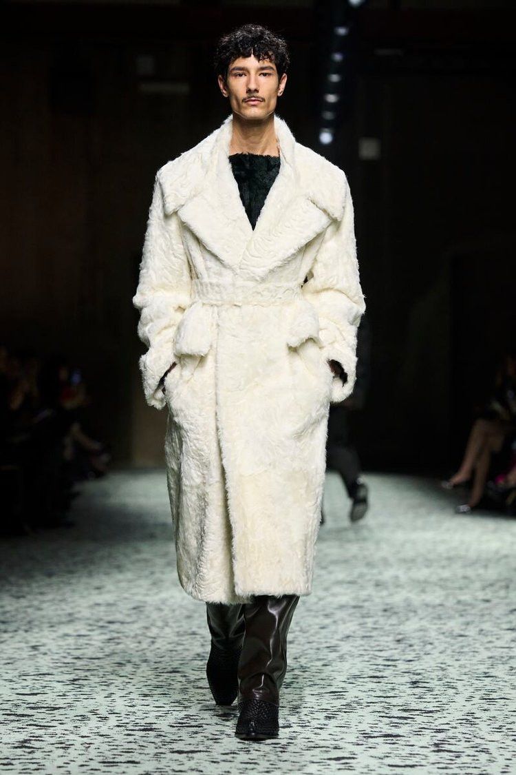 Bottega Veneta o1loc1c0325 763117 Wavy Hair Goat Shearling Coat in White Size US L / EU 52-54 / 3 - 3 Thumbnail