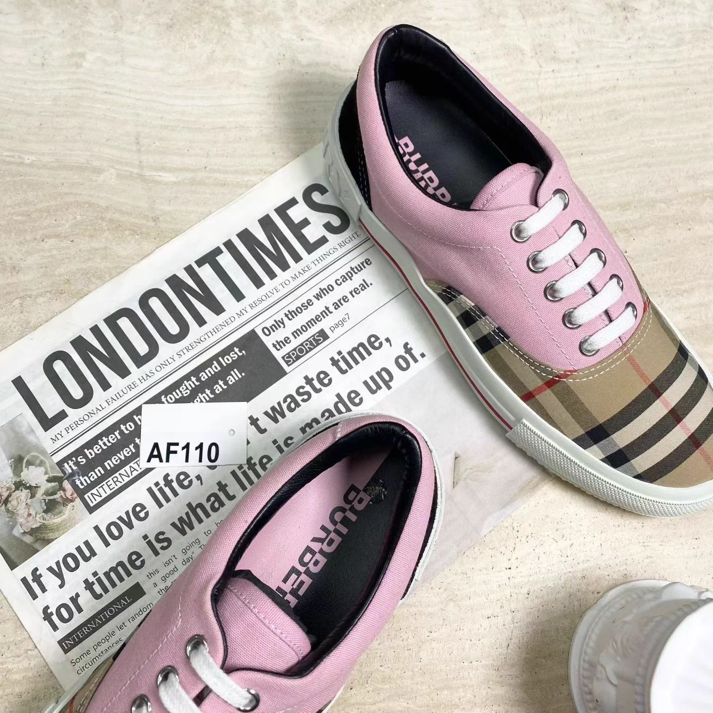 Burberry Burberry Check Low-Top Sneaker Women's 37.5 New Size US 7 / IT 37 - 4 Thumbnail