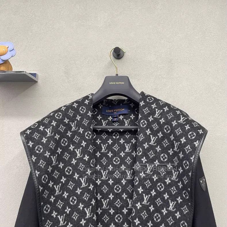 Louis Vuitton Louis Vuitton Logo printed black woolen coat Size XXS / US 00 / IT 34 - 4 Thumbnail