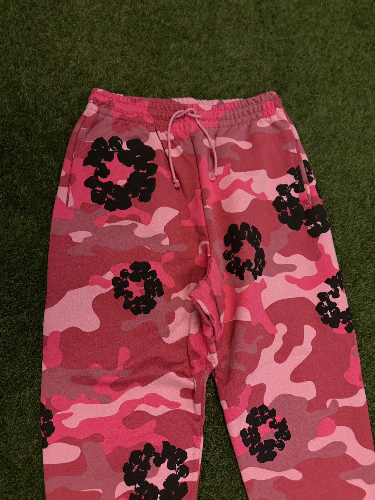 DENIM TEARS Denim Tears Sweatpants Size Medium Cotton Wreath Camo NEW Size US 31 - 5 Thumbnail