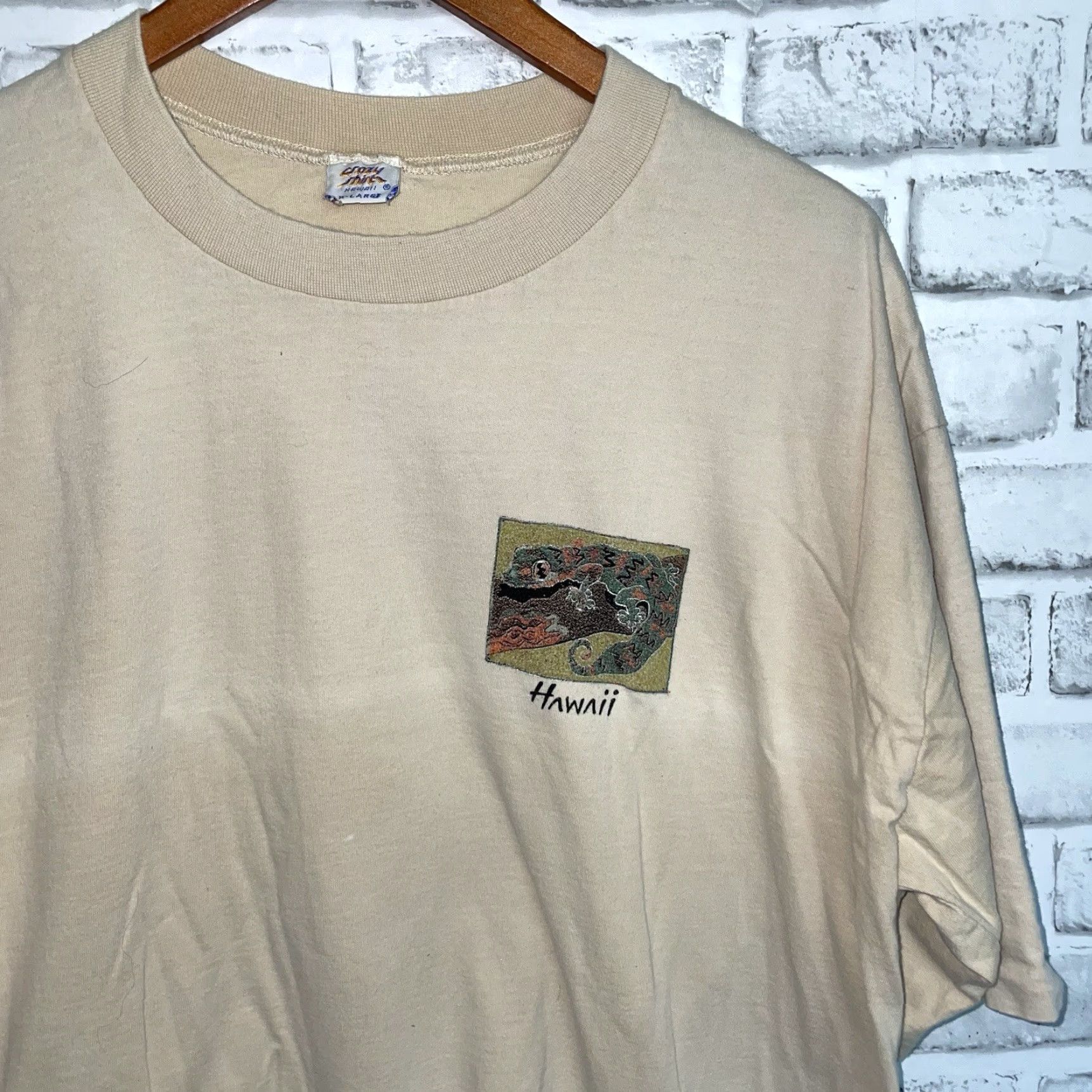 Vintage VINTAGE Crazy Shirts T-Shirt Beige Gecko Hawaii Graphic Mens XL USA SINGLE STITCH Size US XL / EU 56 / 4 - 2 Thumbnail