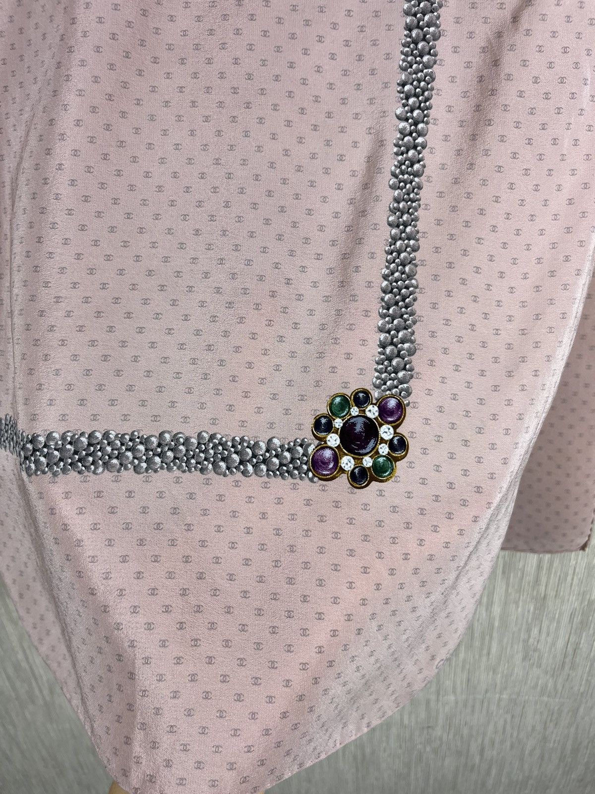 Chanel × Vintage Vintage Chanel silk scarf monogram shiny pearls brooch logo Size ONE SIZE - 7 Thumbnail