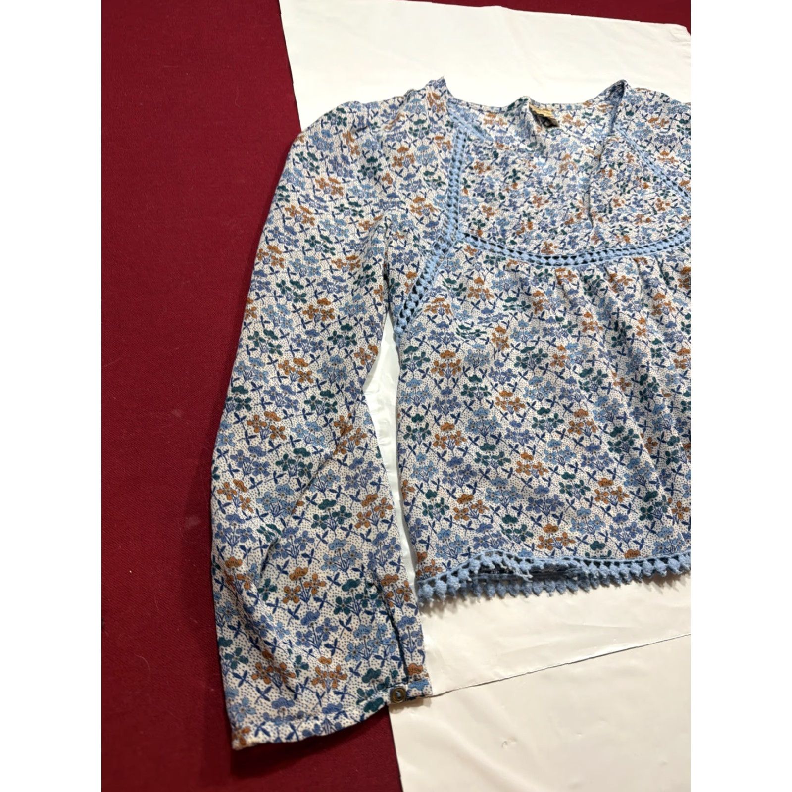 Vintage Holding Horses Blouse Women's Sz 8 Cropped Blue Floral Lace Crochet Long Sleeve Bohemian V Neck Top Size M / US 6-8 / IT 42-44 - 4 Thumbnail
